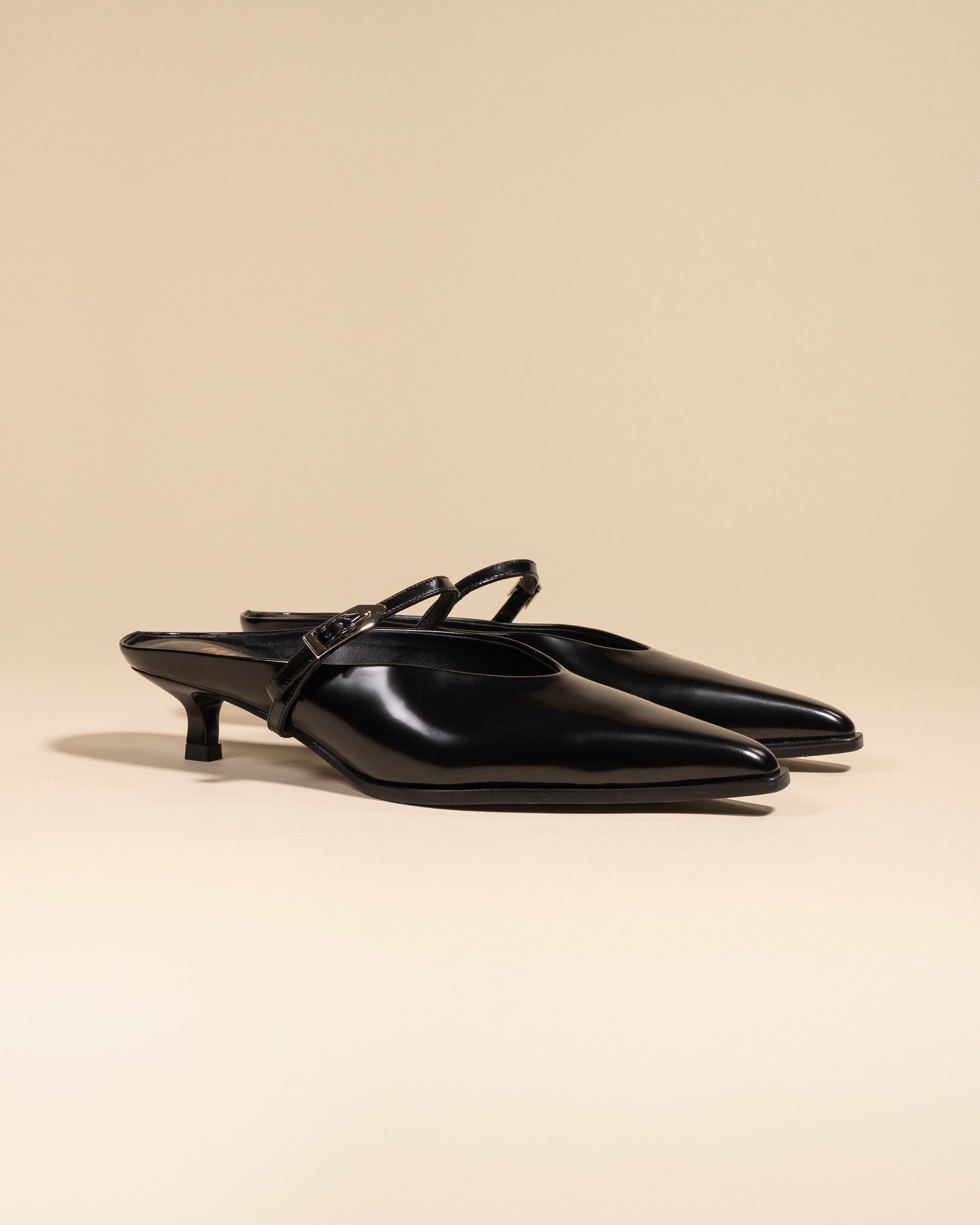 Escarpin-mule pointu et petit talon bobine en cuir glacé noir Suzanne Black