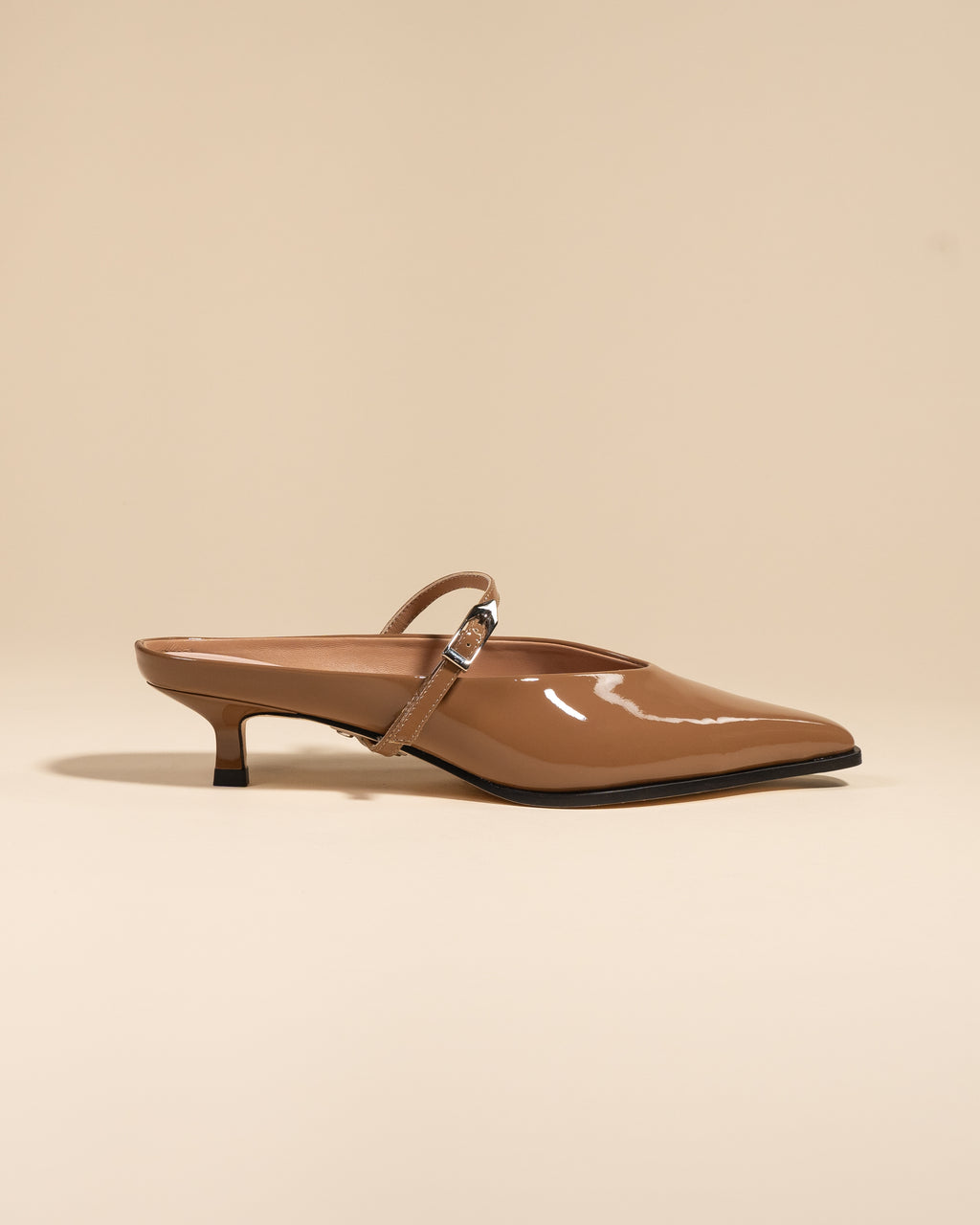 Escarpin-mule pointu et petit talon bobine en cuir verni marron Suzanne Nude Patent