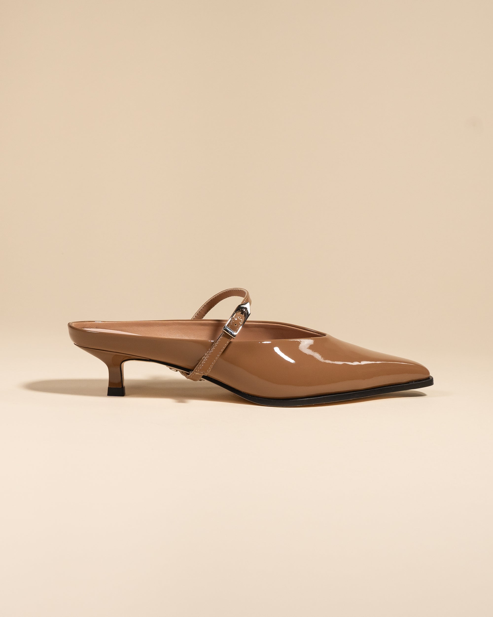 Escarpin-mule pointu et petit talon bobine en cuir verni marron Suzanne Nude Patent