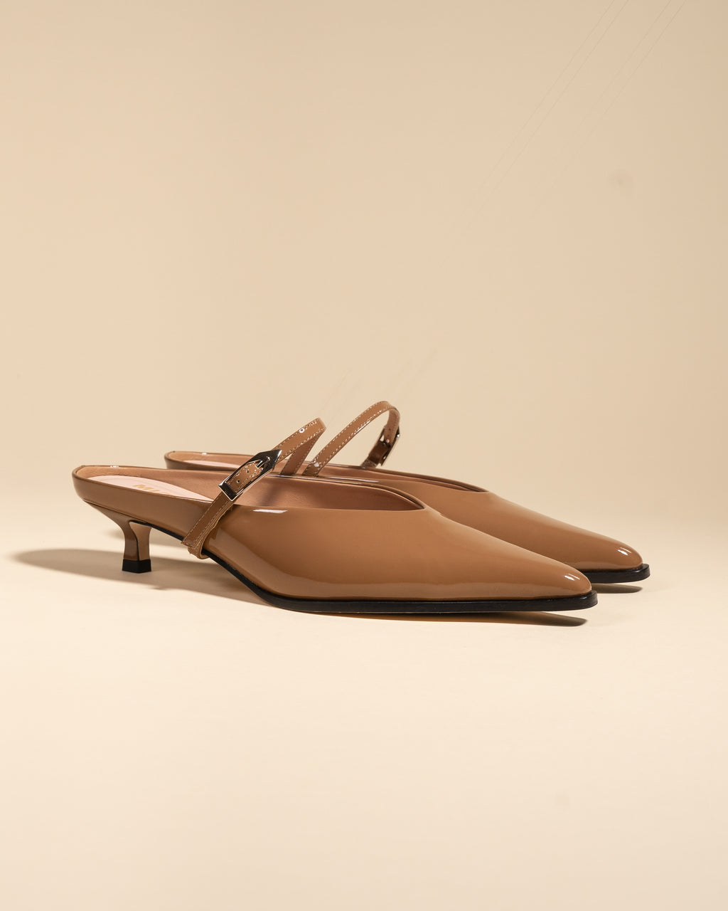 Escarpin-mule pointu et petit talon bobine en cuir verni marron Suzanne Nude Patent