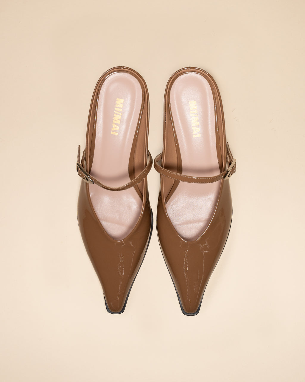Escarpin-mule pointu et petit talon bobine en cuir verni marron Suzanne Nude Patent