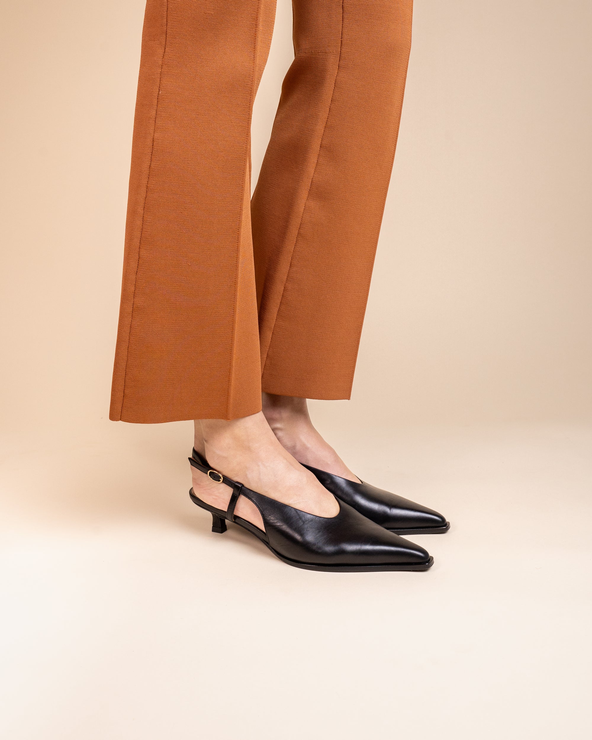 Escarpin sling back à petit talon bobine en cuir noir Marina Black