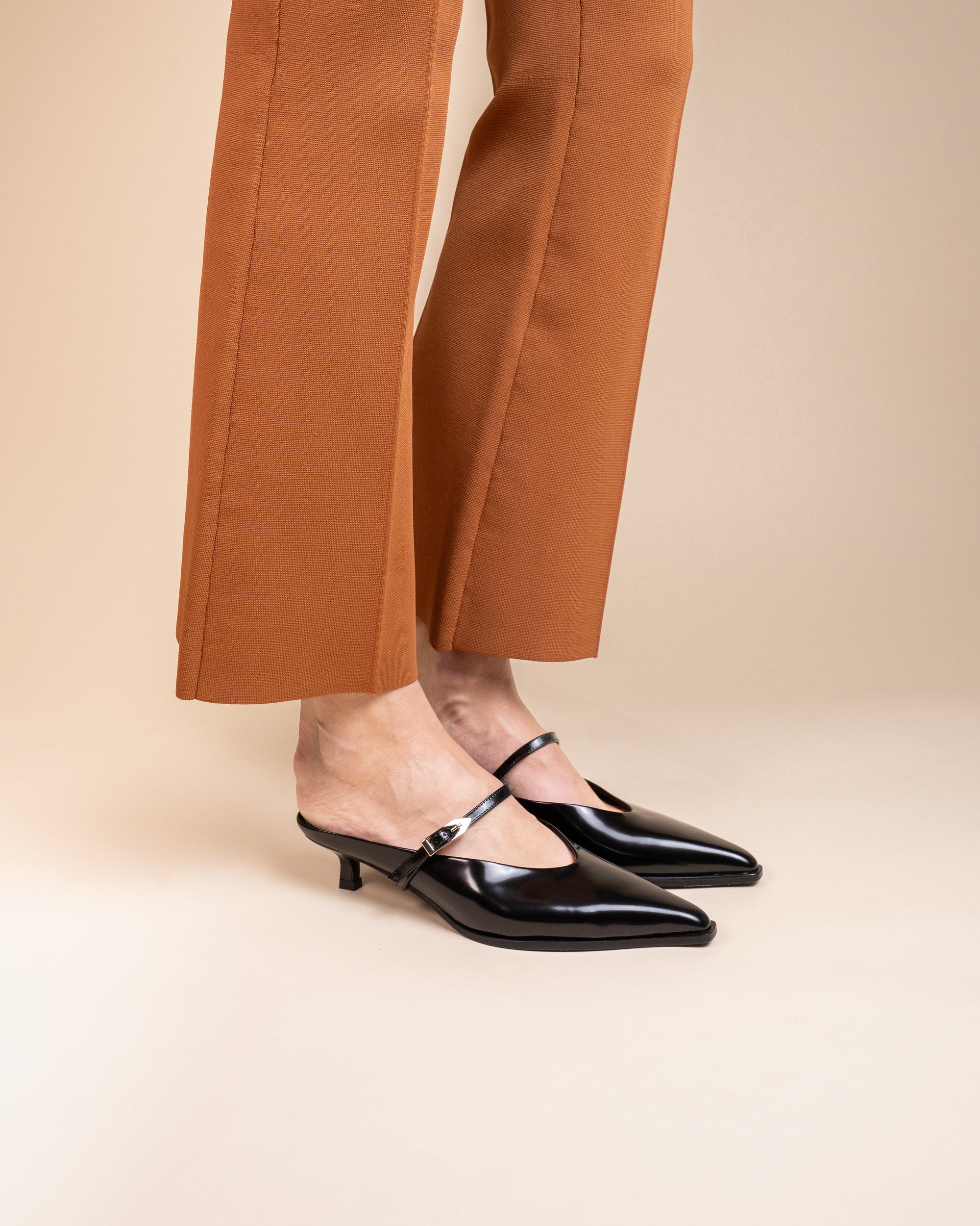 Escarpin-mule pointu et petit talon bobine en cuir glacé noir Suzanne Black