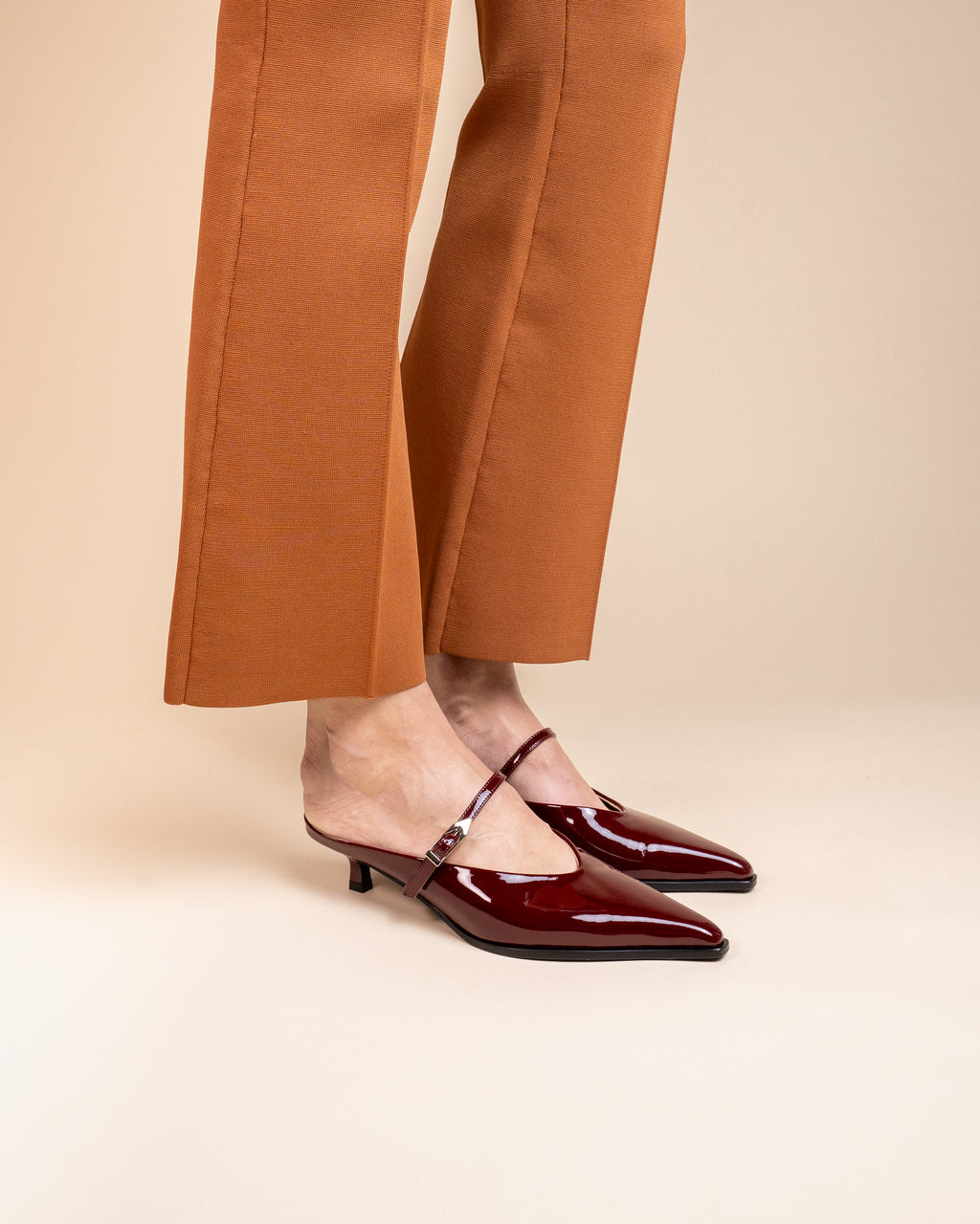 Escarpin-mule pointu et petit talon bobine en cuir verni bordeaux Suzanne Burgundy Patent