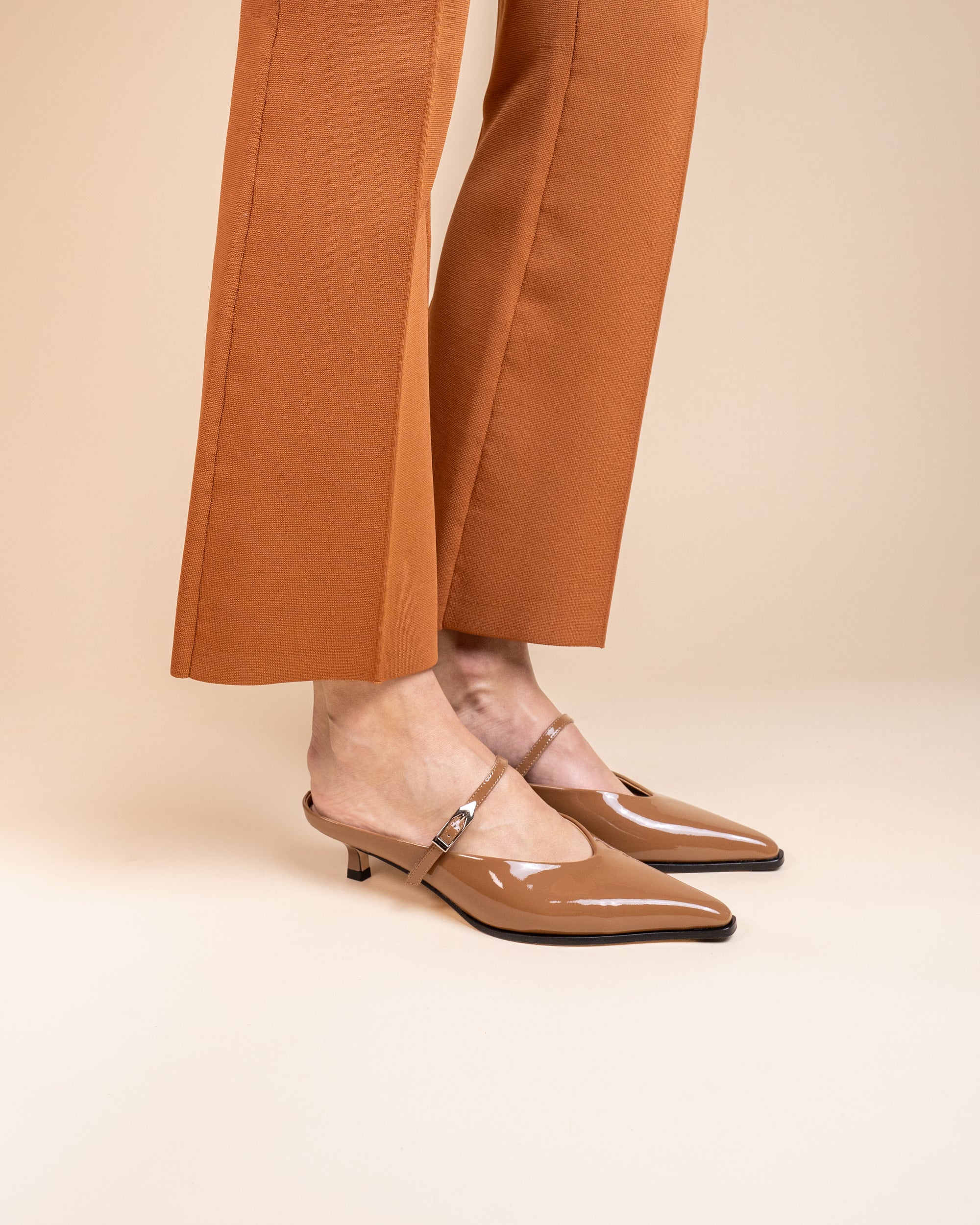 Escarpin-mule pointu et petit talon bobine en cuir verni marron Suzanne Nude Patent