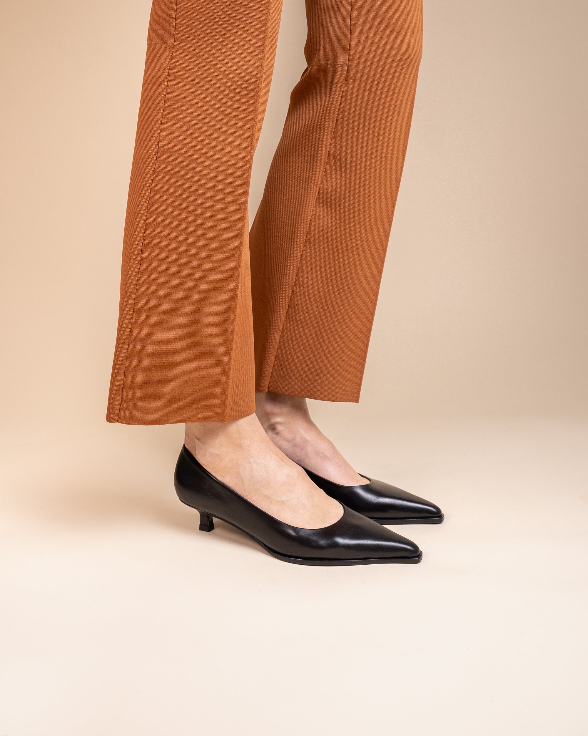 Escarpin à bout pointu et petit talon bobine en cuir noir Ray Black