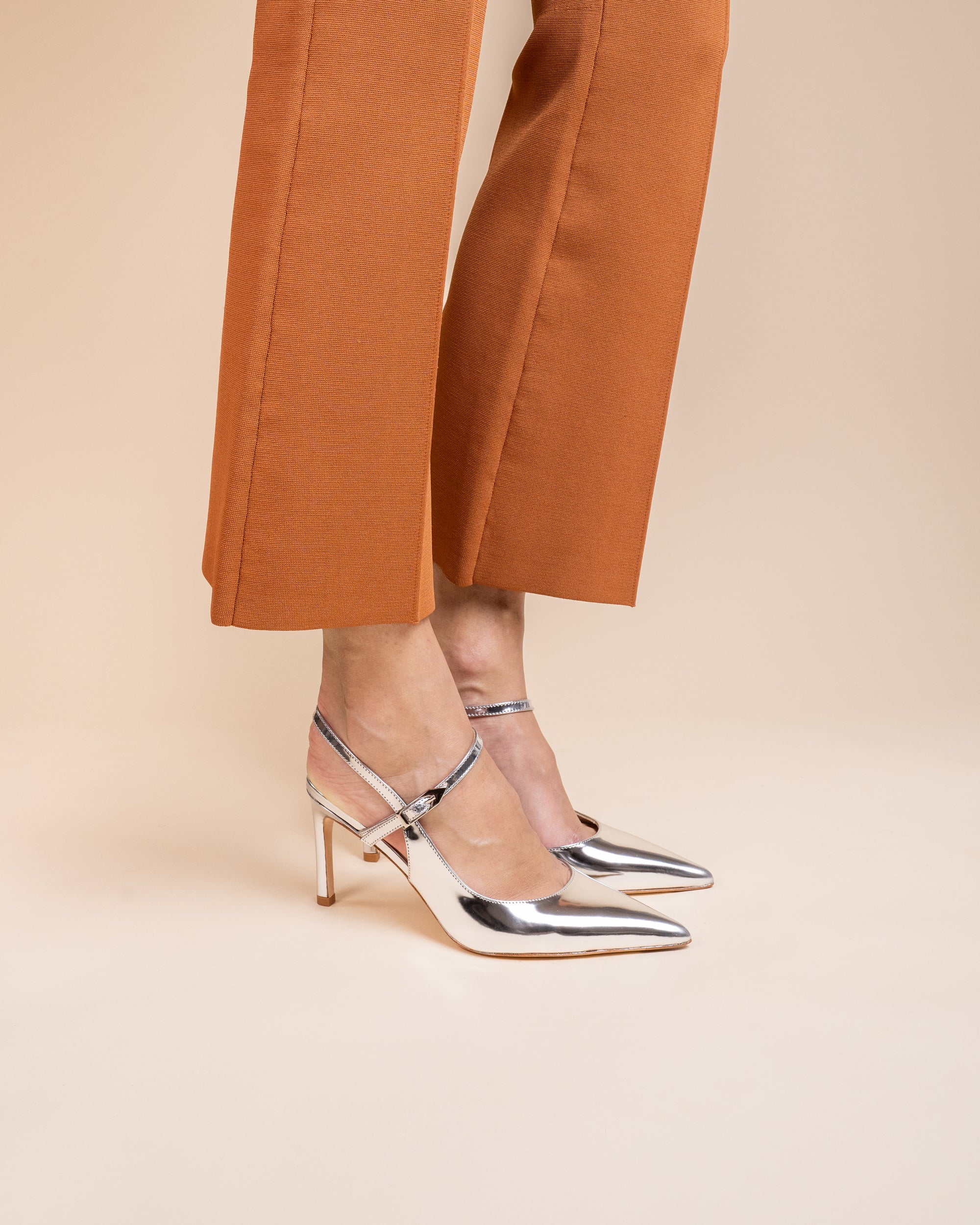 Escarpin sling back à bout pointu et bride en cuir argenté Emy Silver Mirror