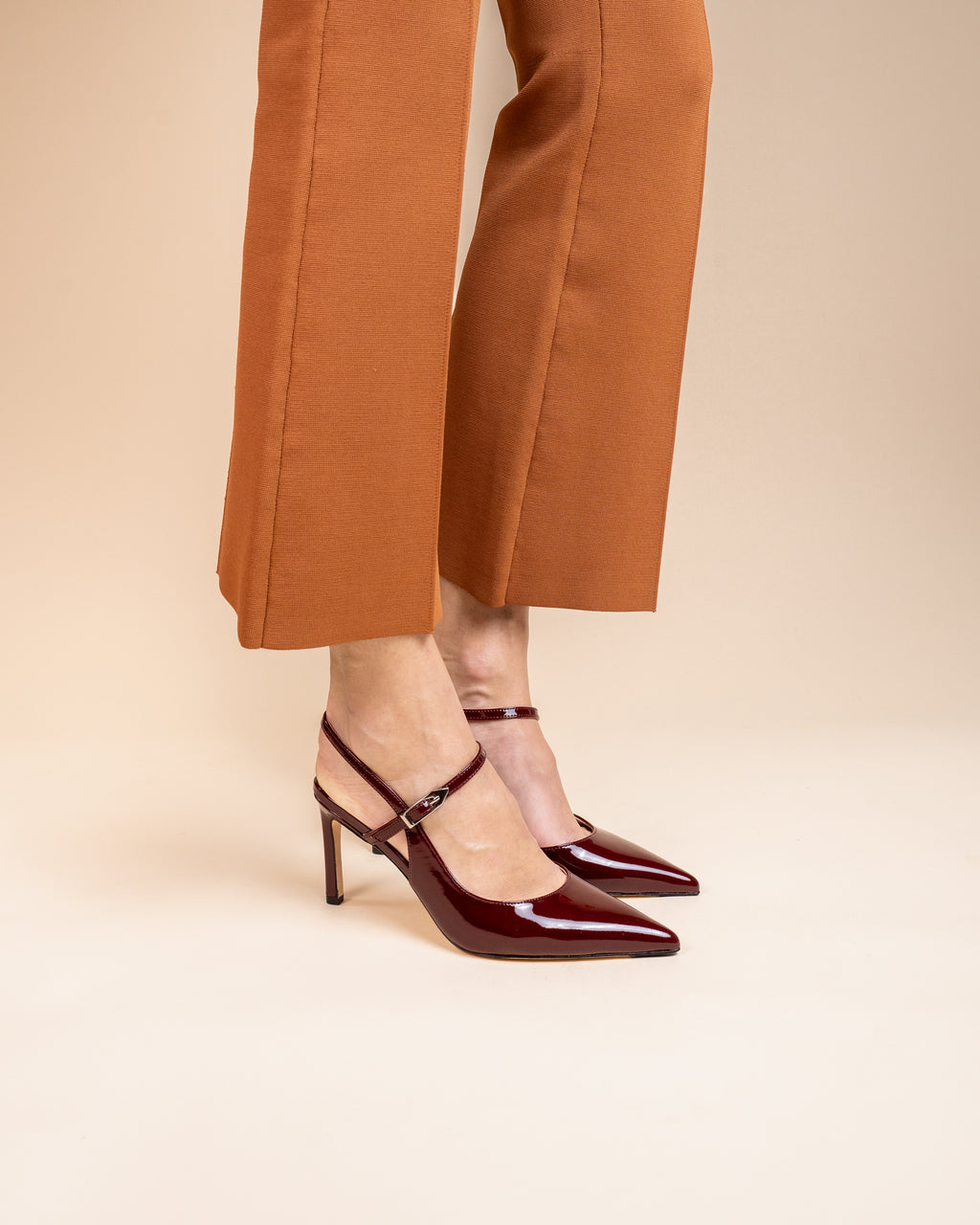 Escarpin sling back à bout pointu et bride en cuir verni bordeaux Emy Burgundy Patent