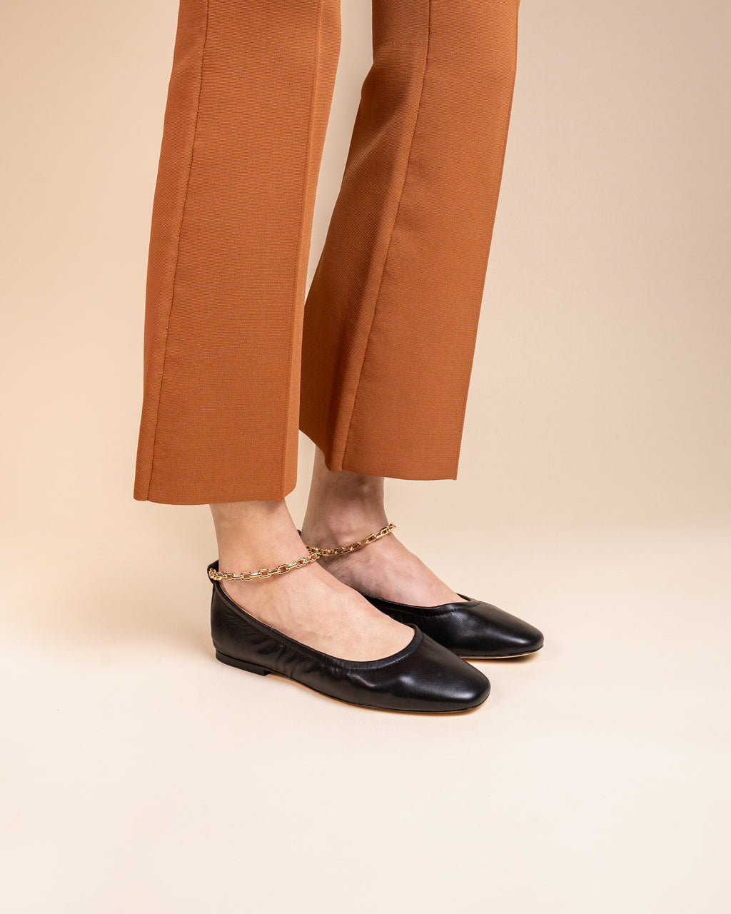 Ballerine en cuir noir à fronces et chaine dorée à la cheville Frida Black Chain