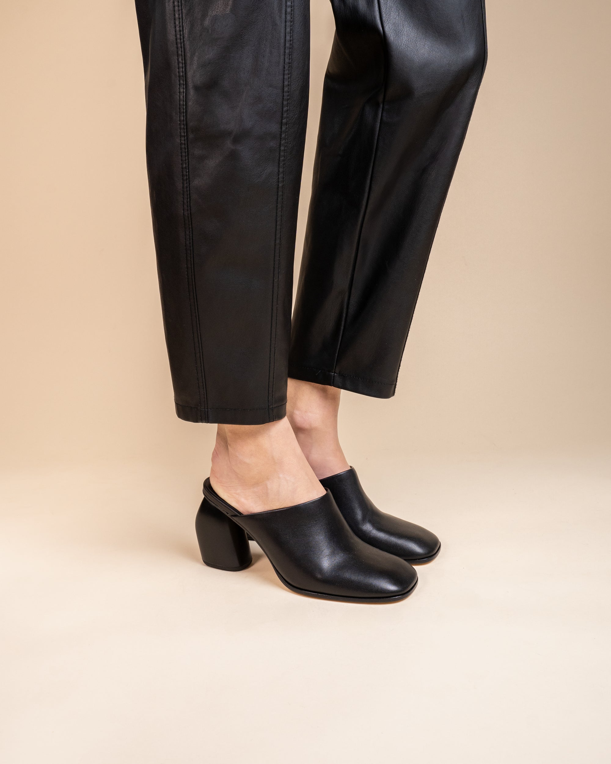 Mule sabot à talon haut en cuir noir Junya Black