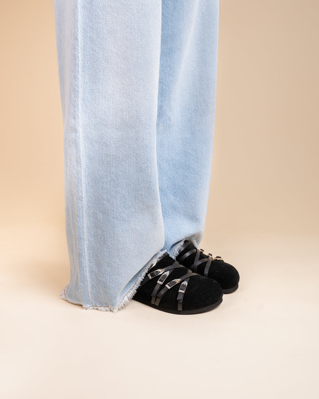 Mules sabots à brides et boucles en daim noir Toledo Black Suede