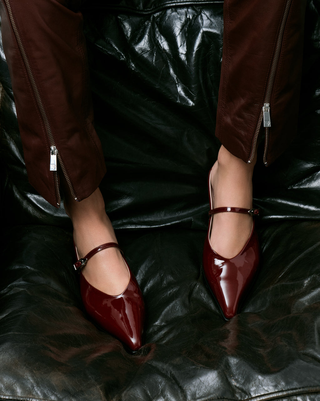 Escarpin-mule pointu et petit talon bobine en cuir verni bordeaux Suzanne Burgundy Patent