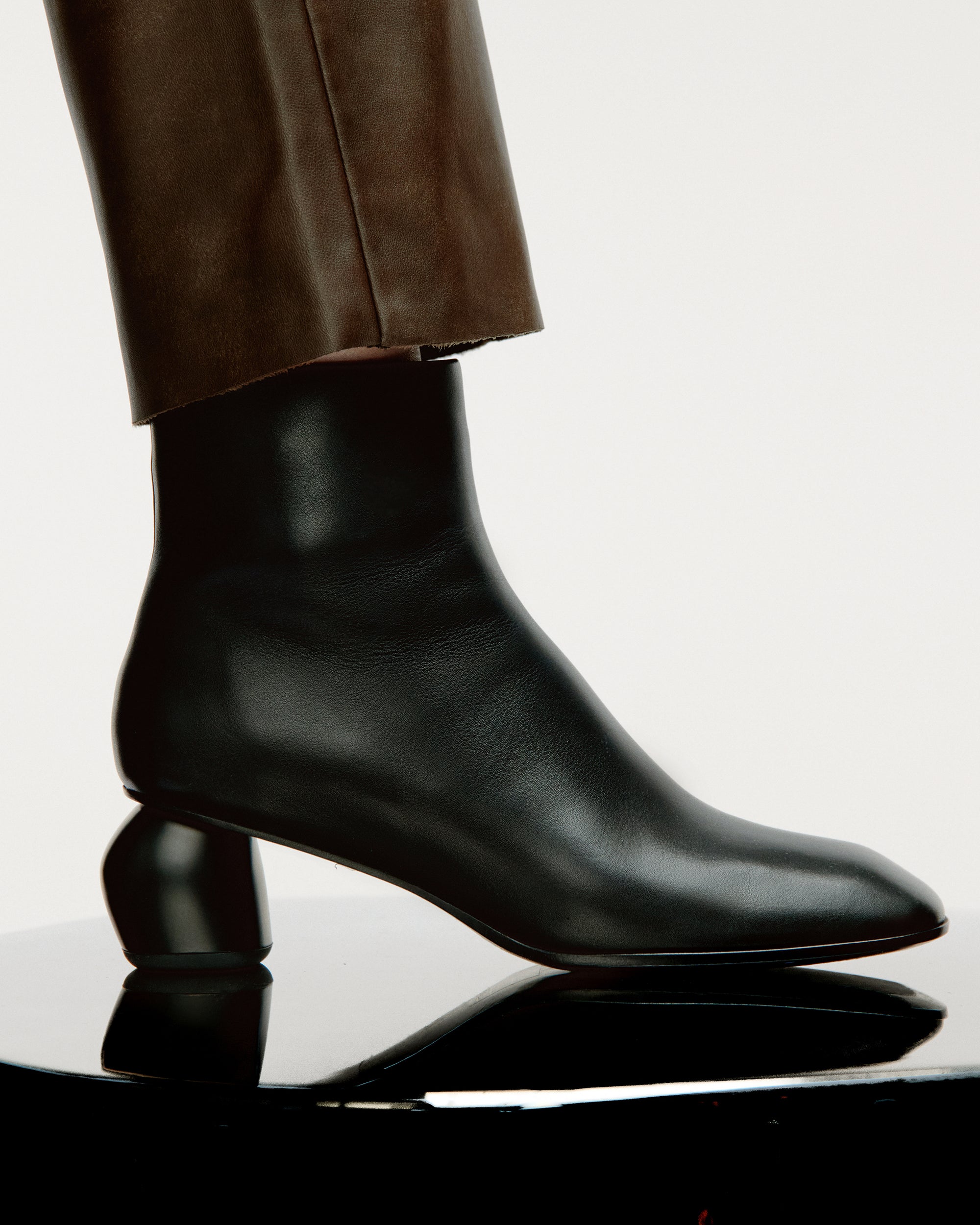 BOTTINES NOIRES A BOUT CARRE ET TALON BAS TADAO BLACK