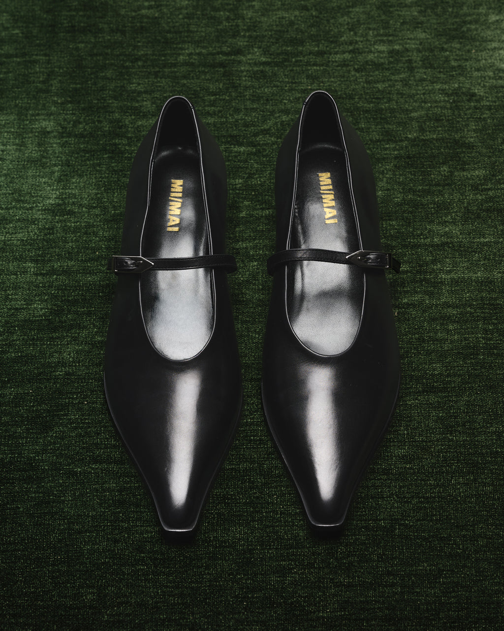 Escarpin à bout pointu, a bride et petit talon bobine en cuir noir Renzo Black