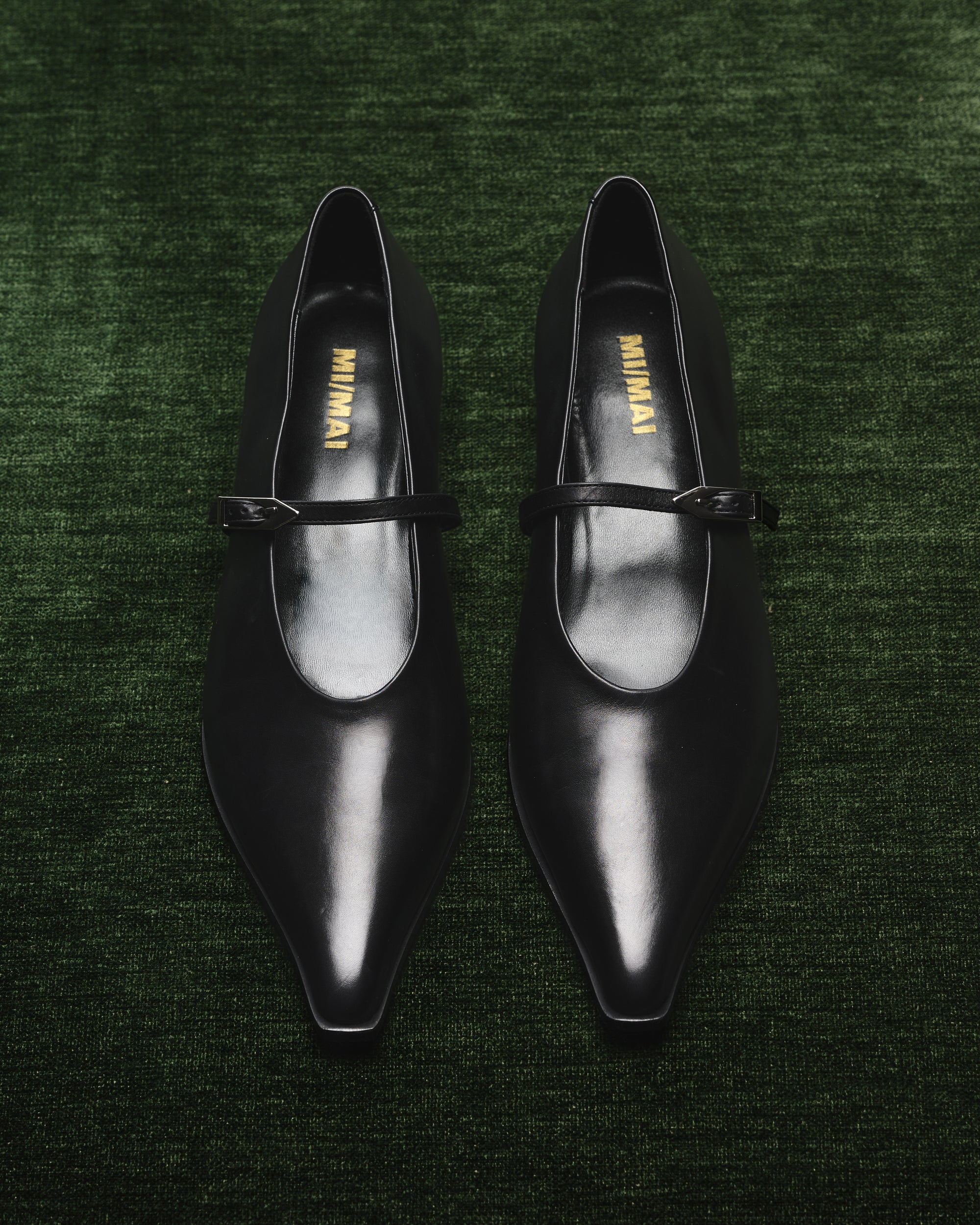 Escarpin à bout pointu, a bride et petit talon bobine en cuir noir Renzo Black