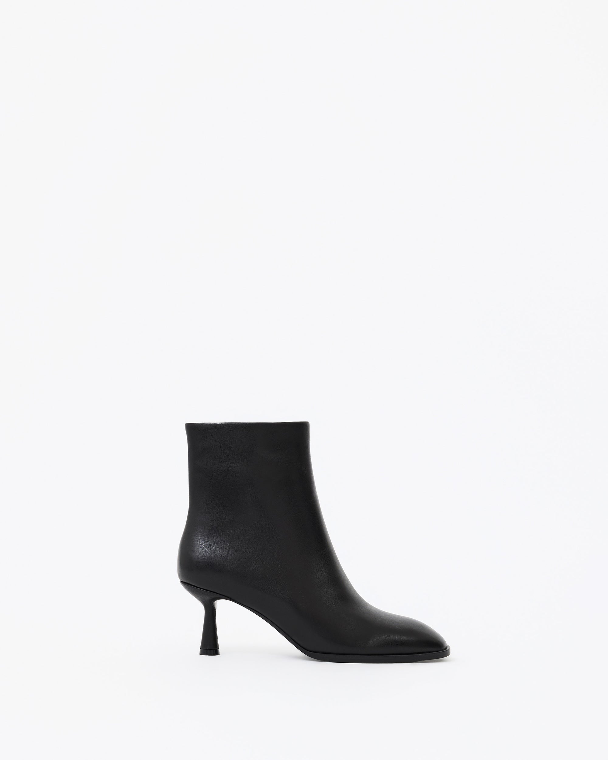 Bottines en cuir noir à talon et bout rond Naoto Black