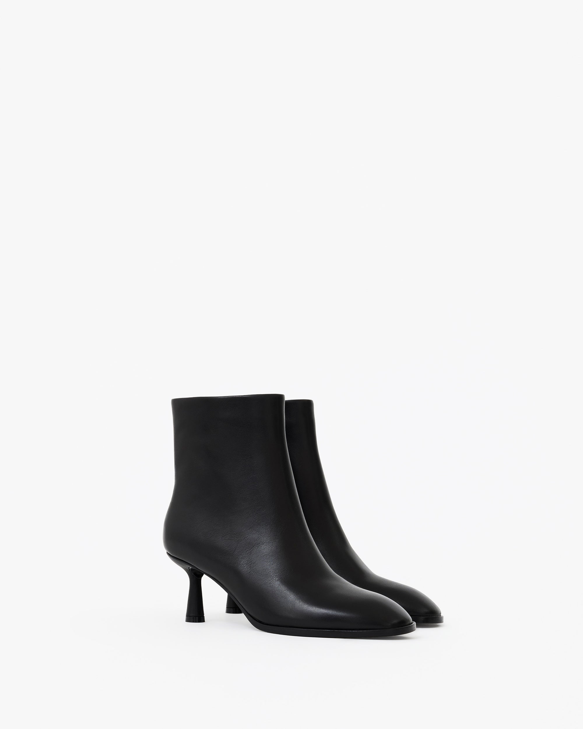 Bottines en cuir noir à talon et bout rond Naoto Black