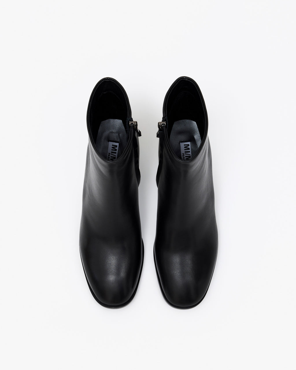 Bottines en cuir noir à talon et bout rond Naoto Black