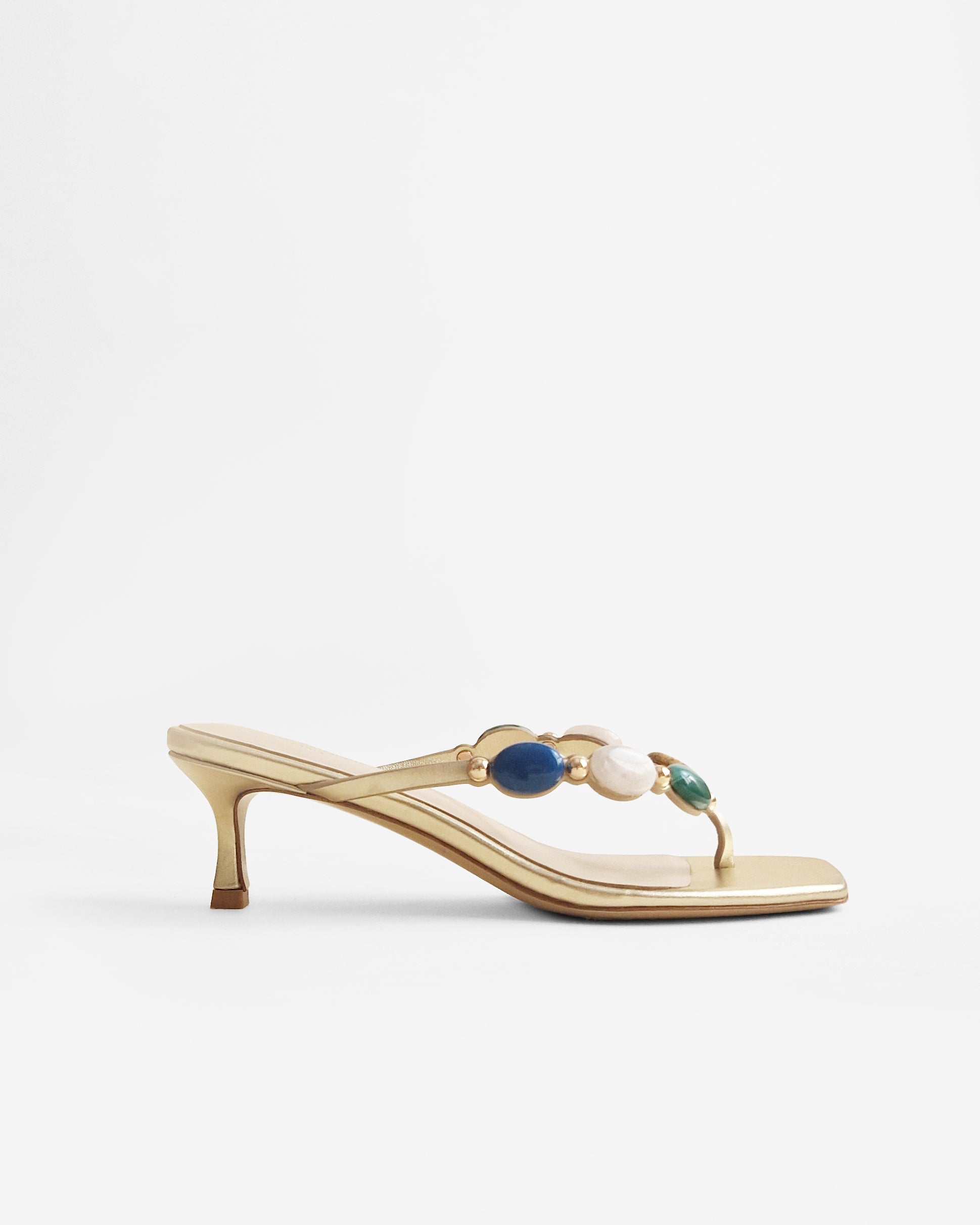 Tongs à talon bas en cuir doré à cabochons multicolores Sintra Gold