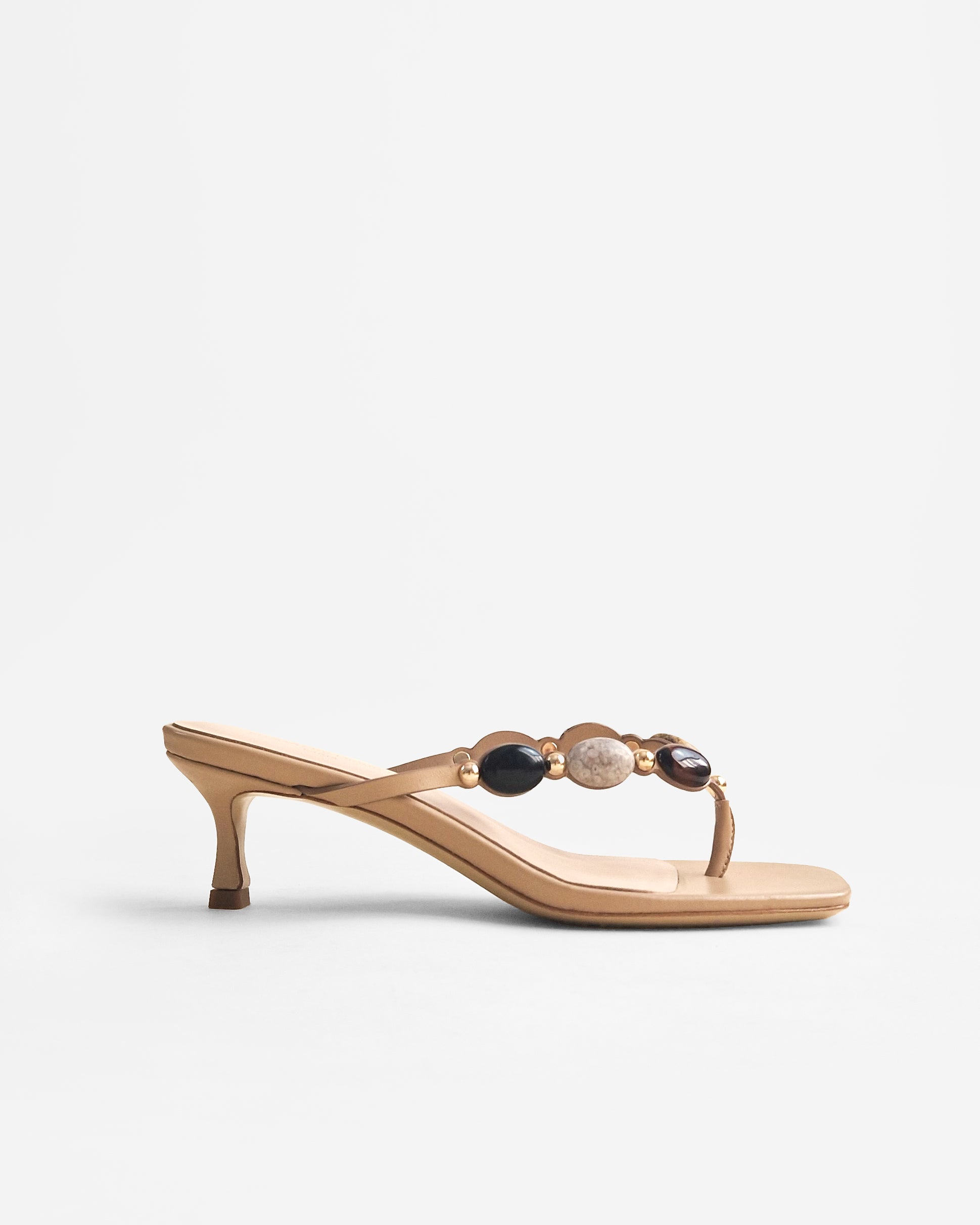 Tongs à talon bas en cuir doré à cabochons multicolores Sintra Nude