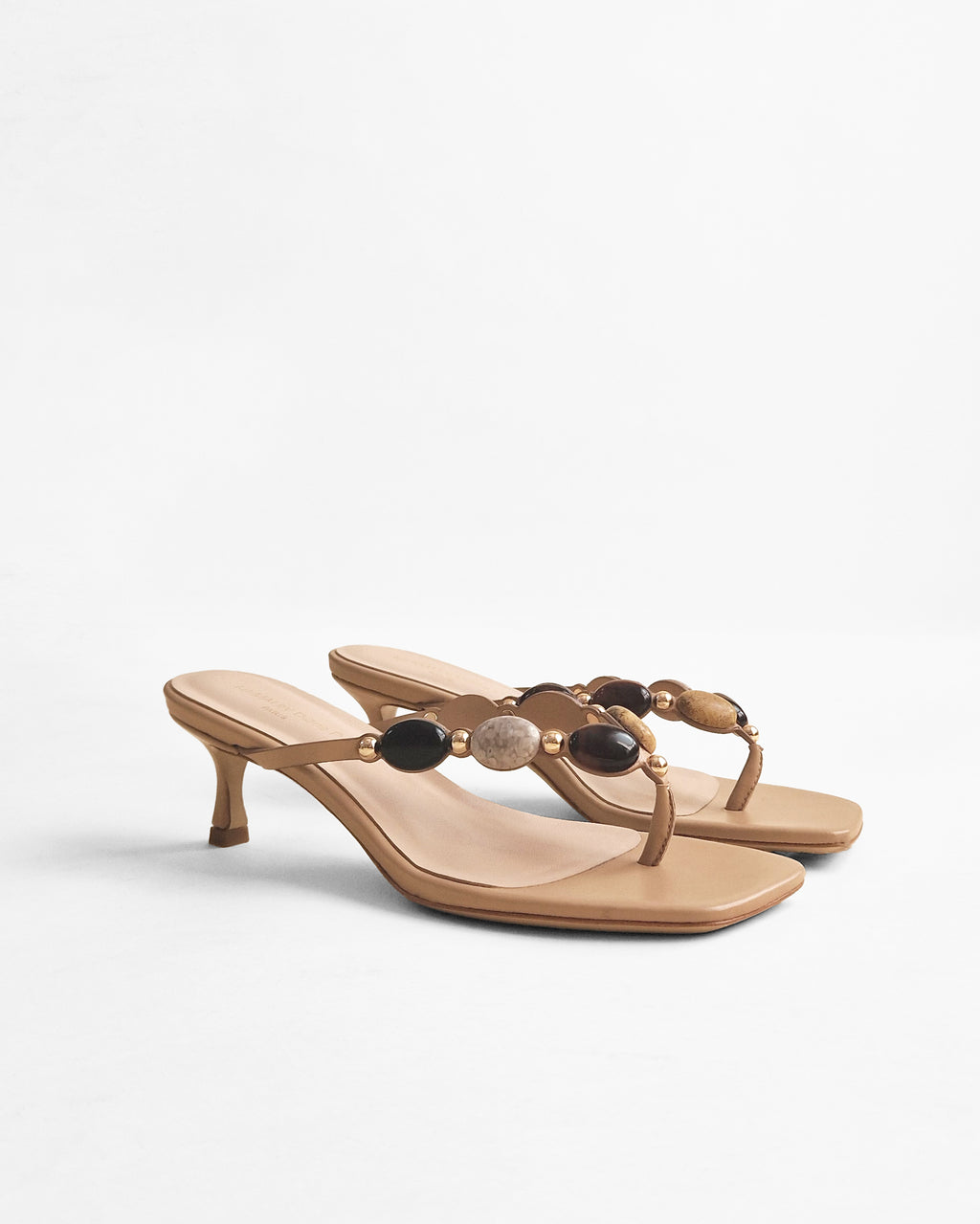 Tongs à talon bas en cuir doré à cabochons multicolores Sintra Nude