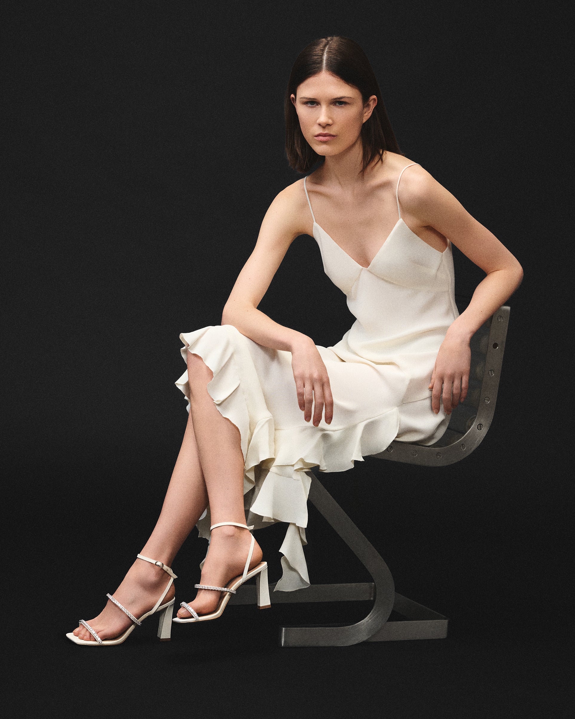 Sandale en cuir blanc cassé à talon haut et brides en strass cristaux Nidal Off-White