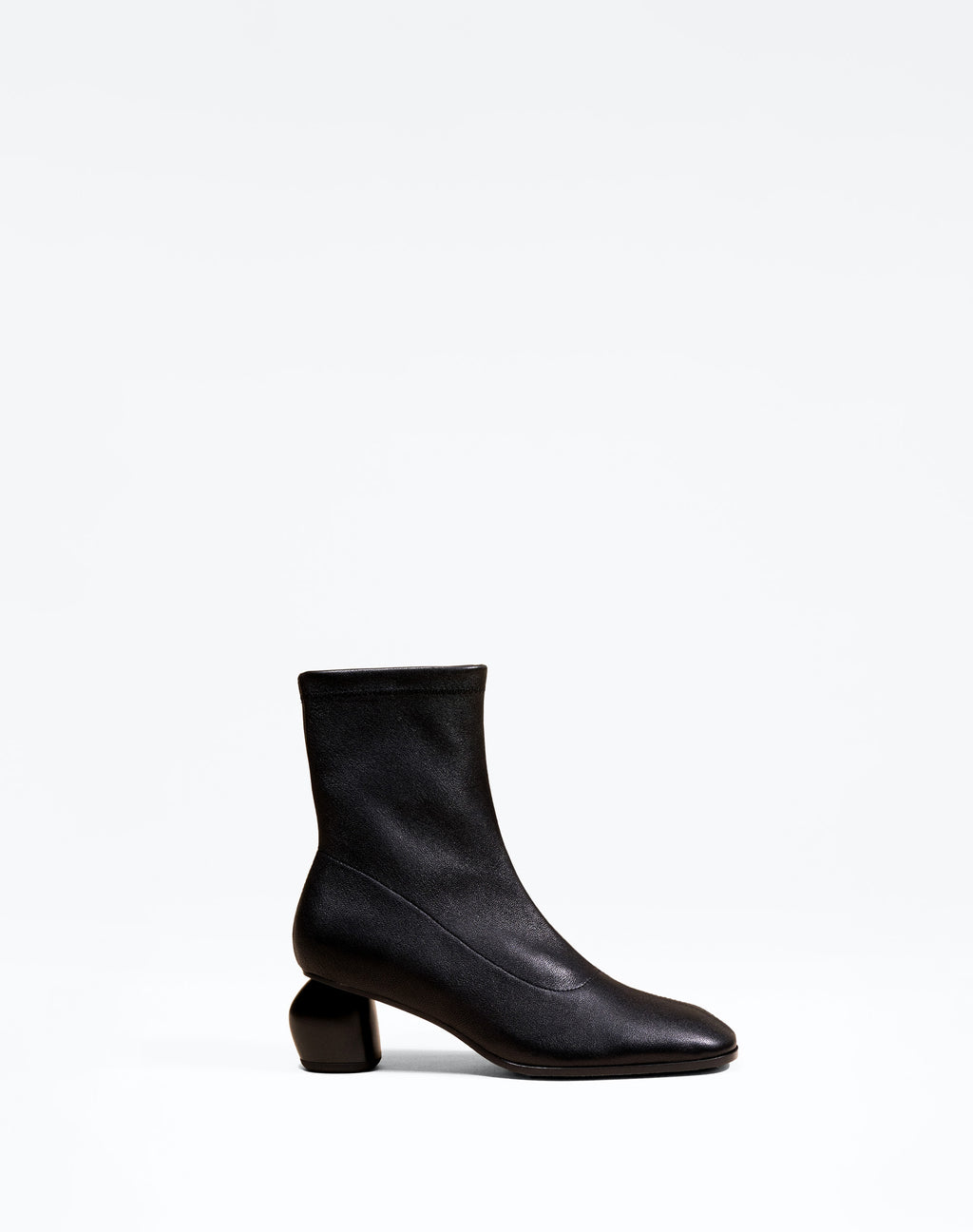 BOTTINES A TALON BAS ET BOUT CARRE RASMUS LOW BLACK LAMB