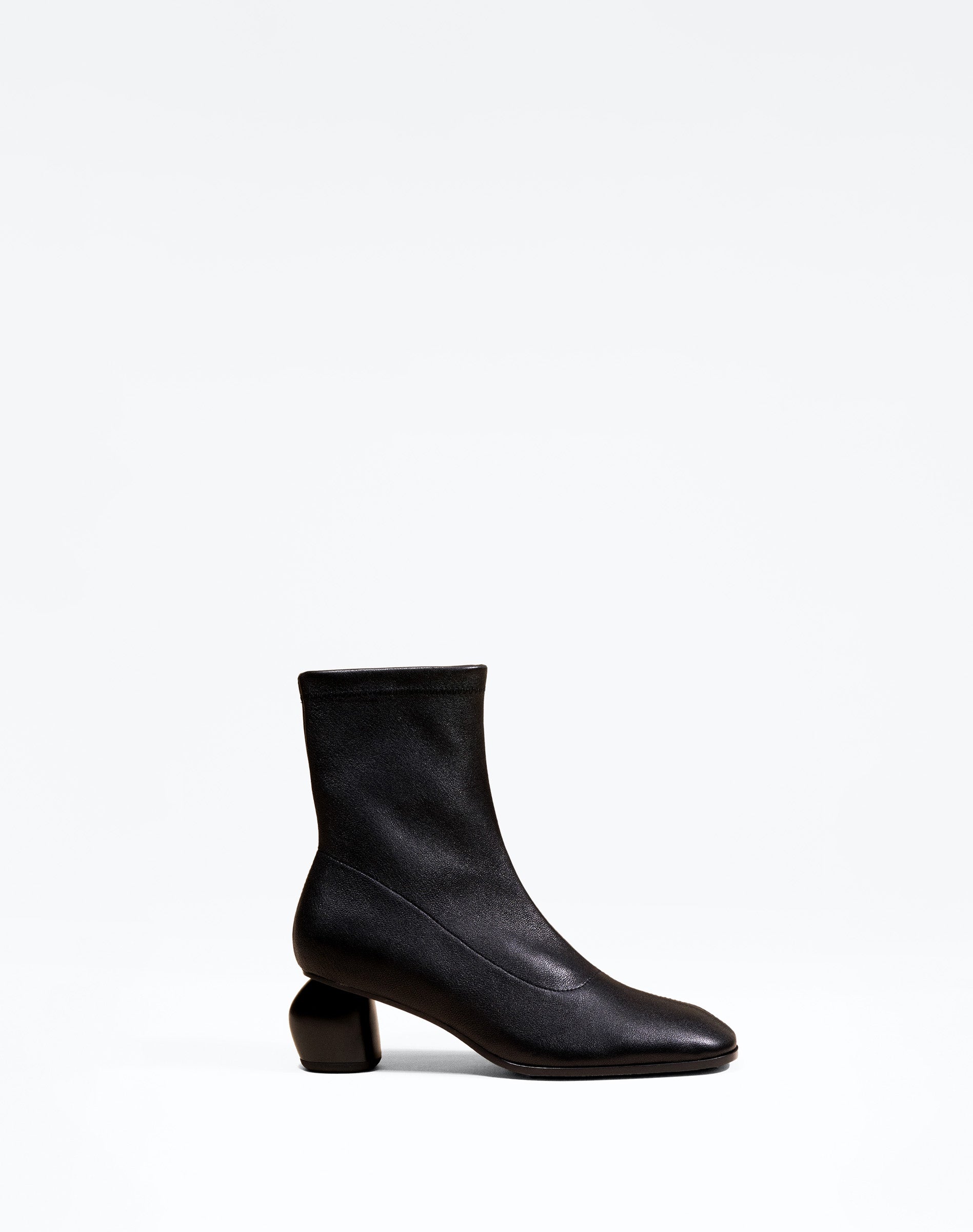 BOTTINES A TALON BAS ET BOUT CARRE RASMUS LOW BLACK LAMB