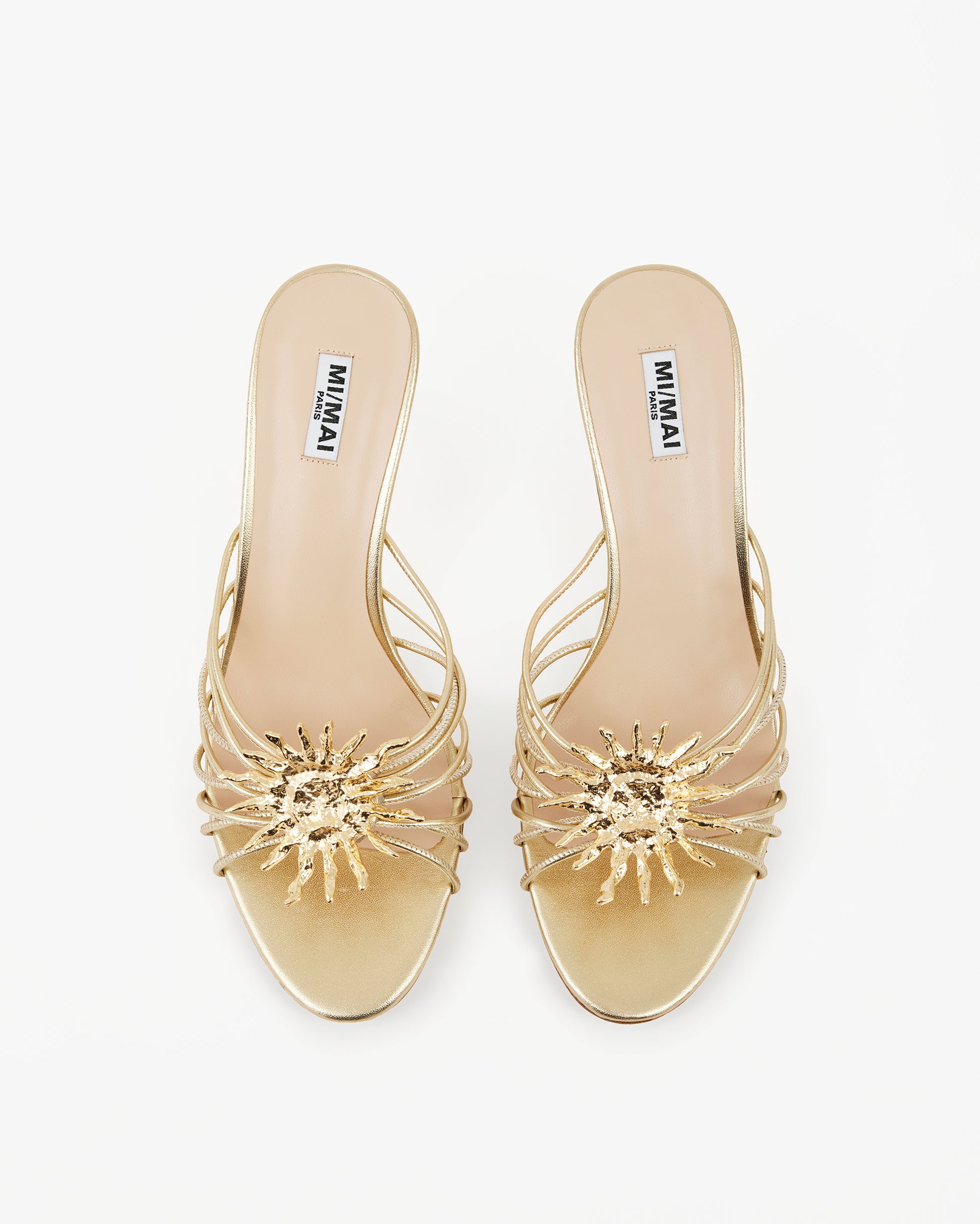 Mule en cuir doré à petit talon aiguille, fines brides et bijou soleil doré Salomé Gold