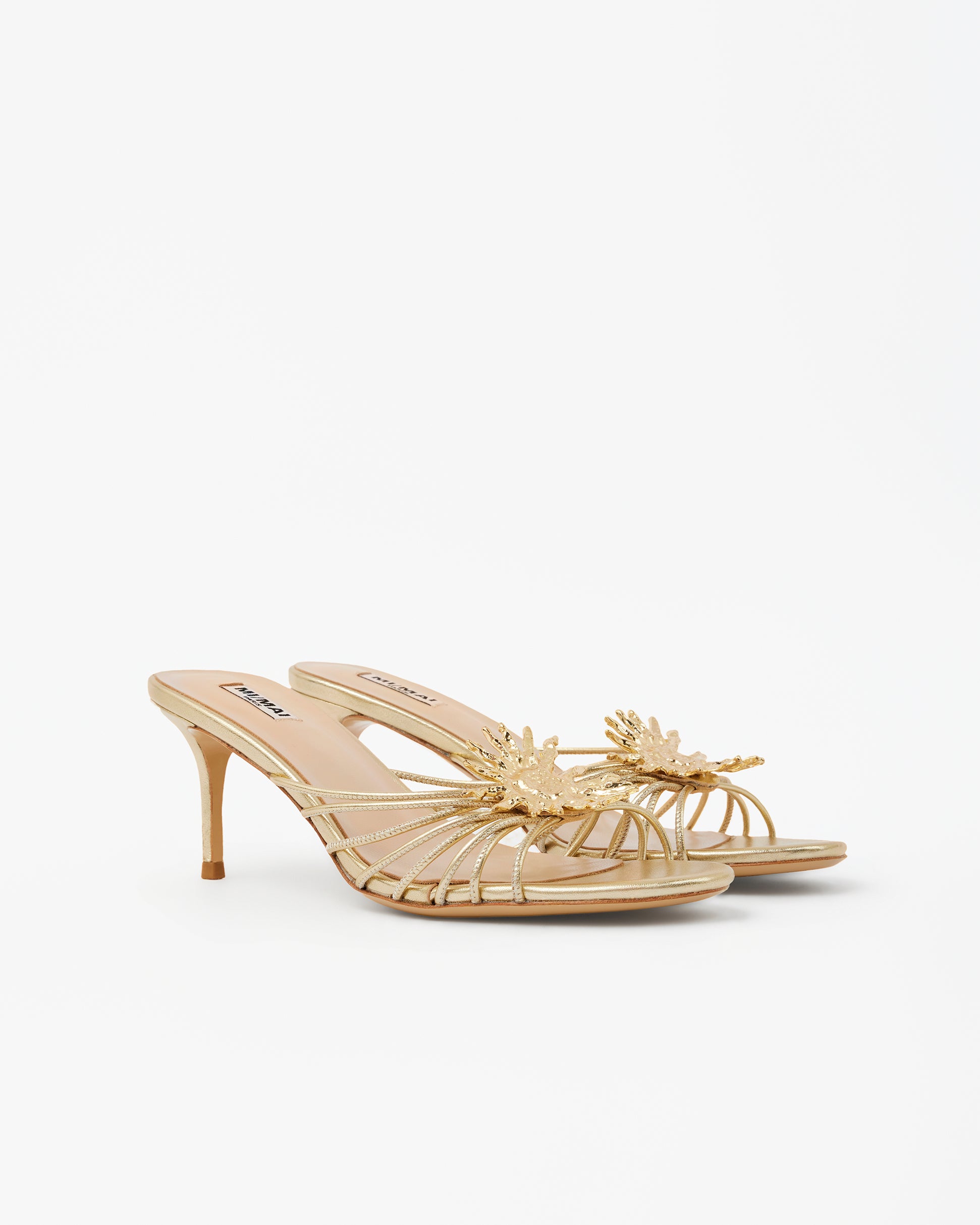 Mule en cuir doré à petit talon aiguille, fines brides et bijou soleil doré Salomé Gold