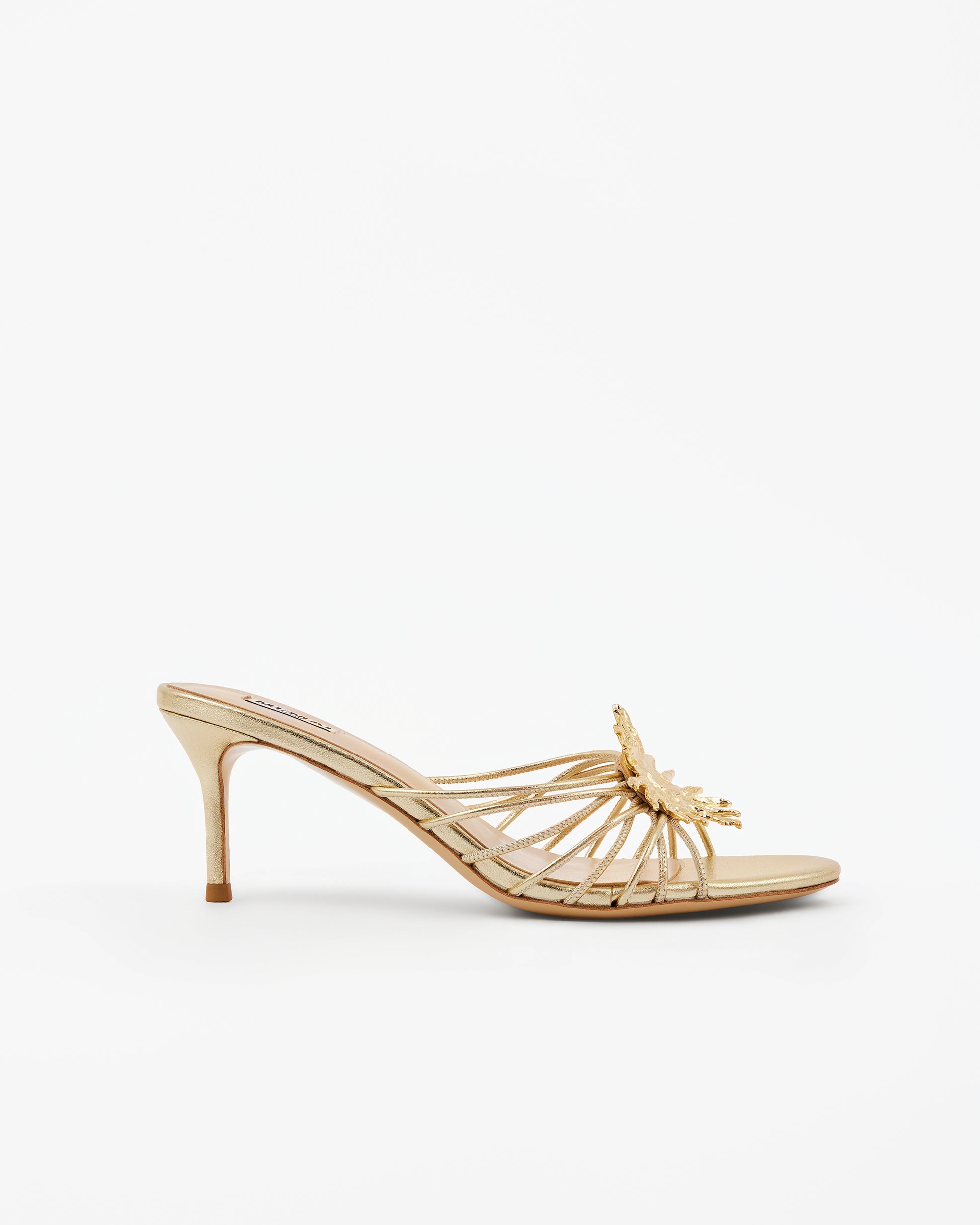 Mule en cuir doré à petit talon aiguille, fines brides et bijou soleil doré Salomé Gold