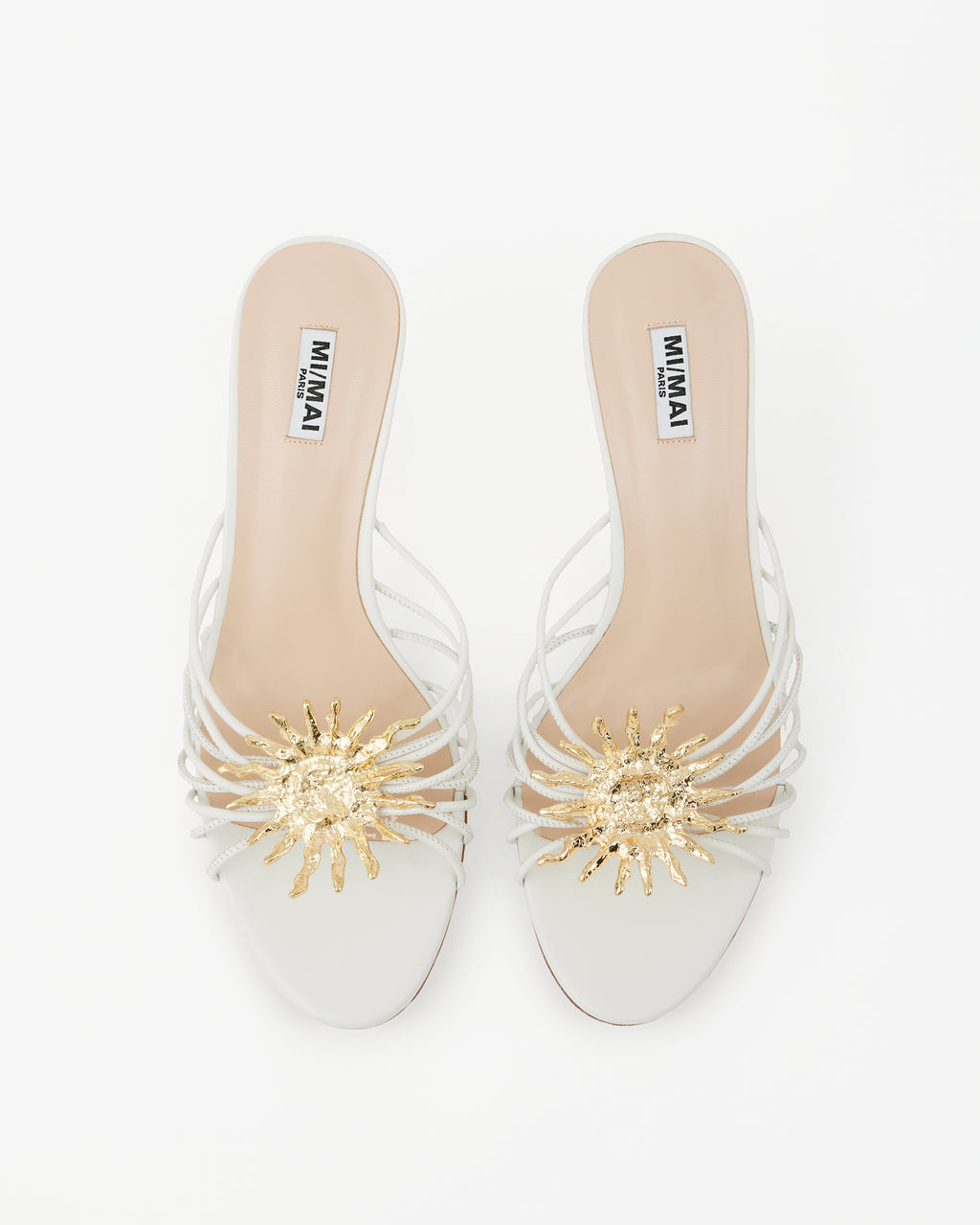 Mule en cuir blanc à petit talon aiguille, fines brides et bijou soleil doré Salomé White