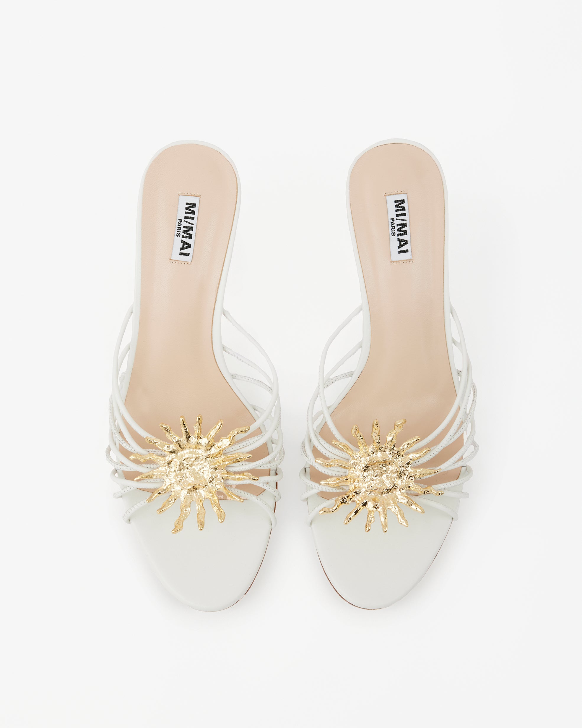 Mule en cuir blanc à petit talon aiguille, fines brides et bijou soleil doré Salomé White