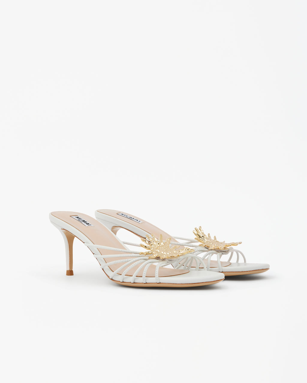 Mule en cuir blanc à petit talon aiguille, fines brides et bijou soleil doré Salomé White