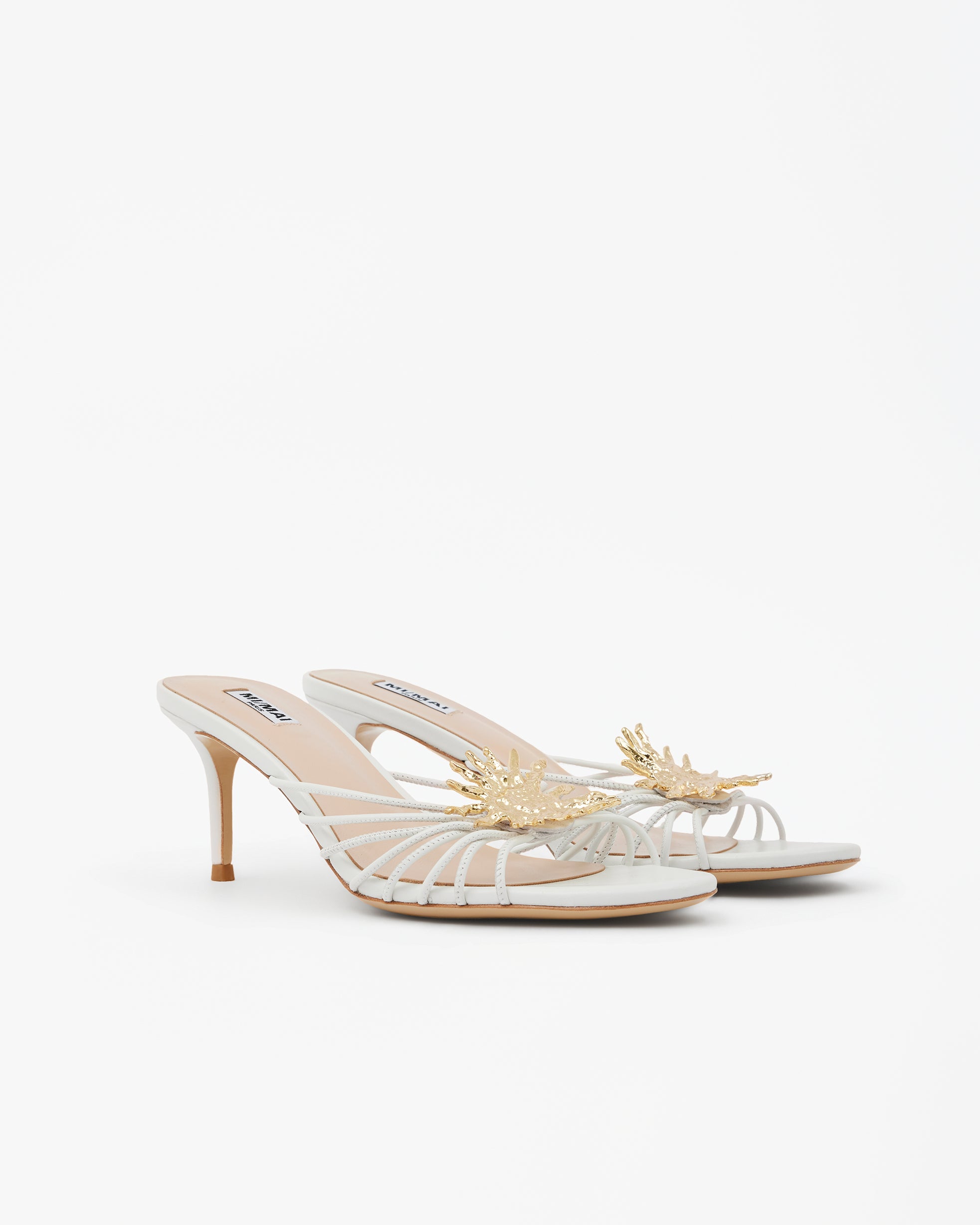 Mule en cuir blanc à petit talon aiguille, fines brides et bijou soleil doré Salomé White