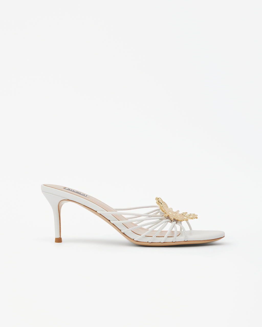 Mule en cuir blanc à petit talon aiguille, fines brides et bijou soleil doré Salomé White