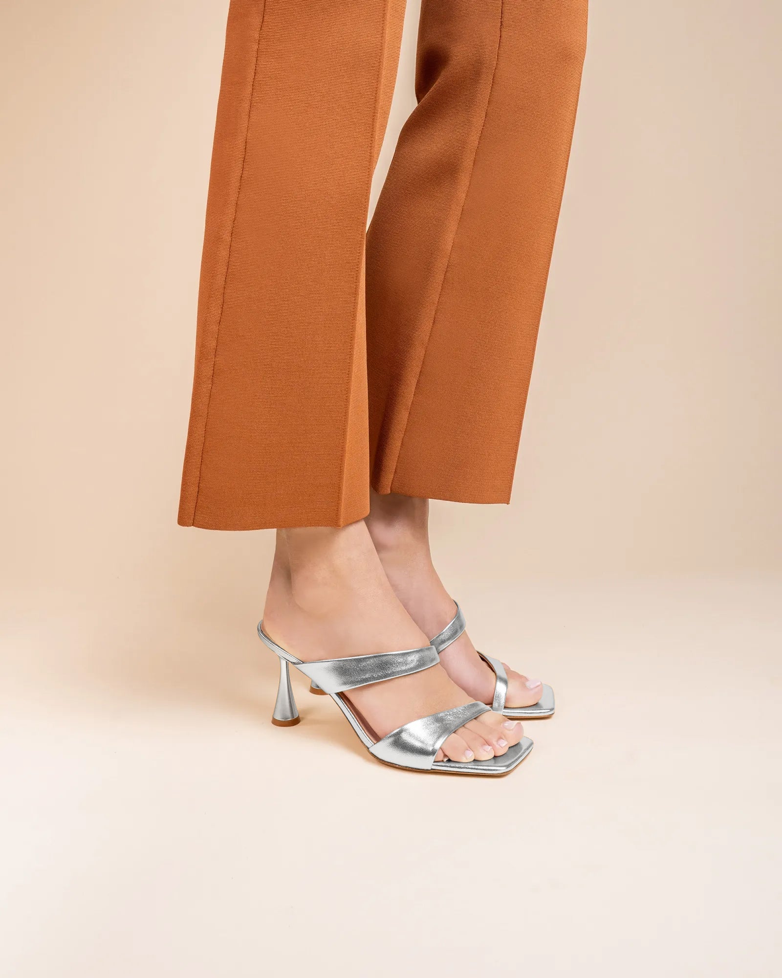 Sandale mule à talon haut et bout carré en cuir doré Tara Silver Nappa