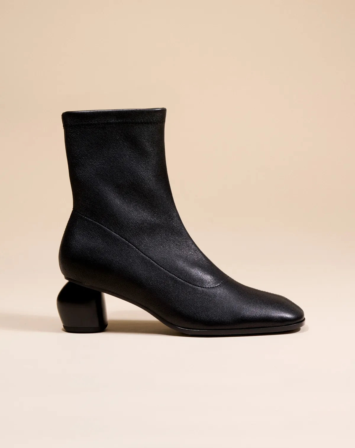 BOTTINES A TALON BAS ET BOUT CARRE RASMUS LOW BLACK LAMB