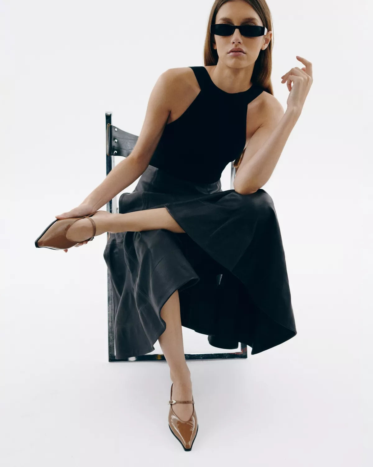 Escarpin-mule pointu et petit talon bobine en cuir verni marron Suzanne Nude Patent