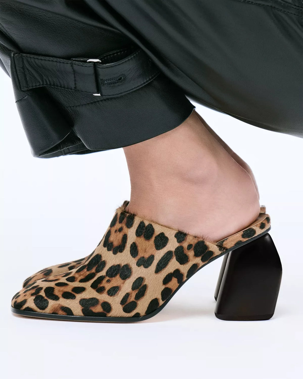 Mule sabot à talon haut et imprimé léopard Junya Leo Black