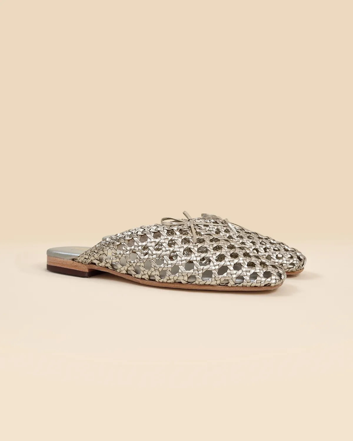 Mules plates en cuir tressé doré Lucian Gold
