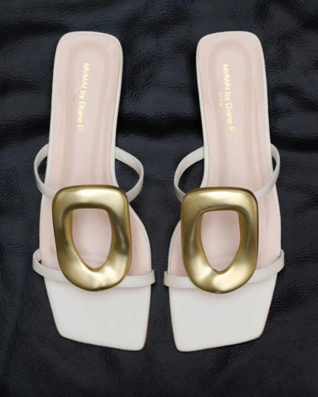 Nus-pieds à ornement doré et cuir blanc Kos White