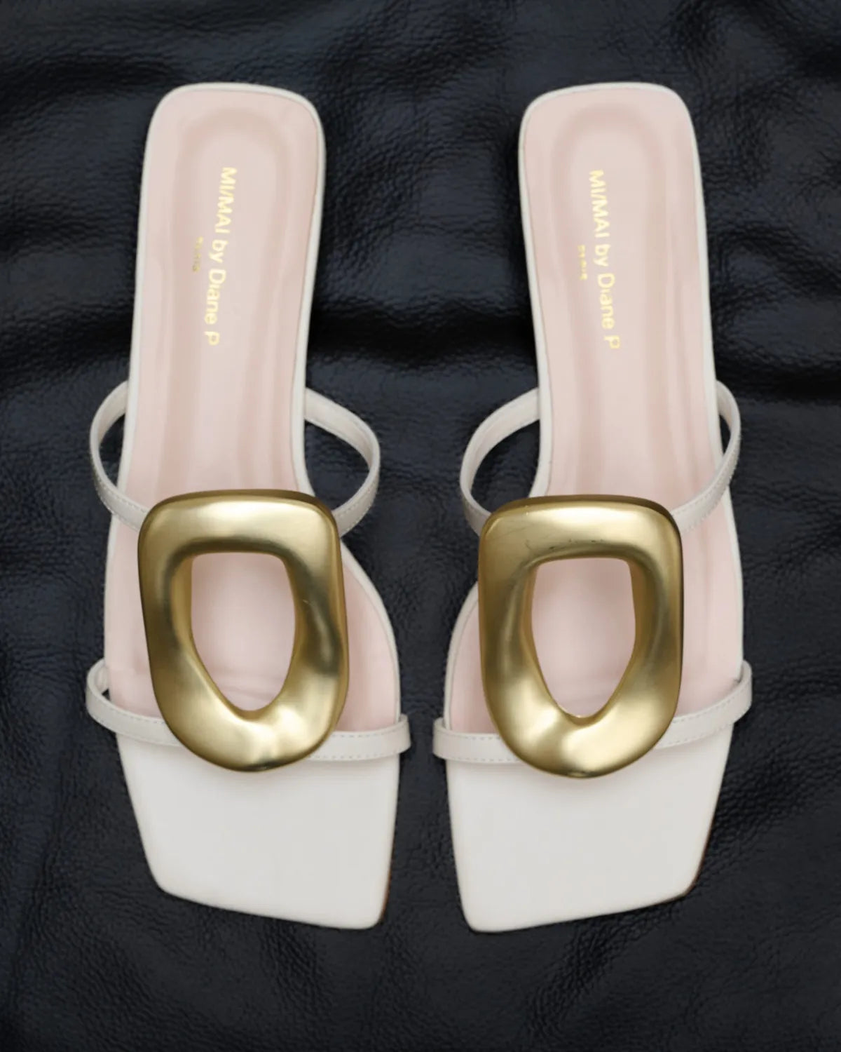 Nus-pieds à ornement doré et cuir blanc Kos White