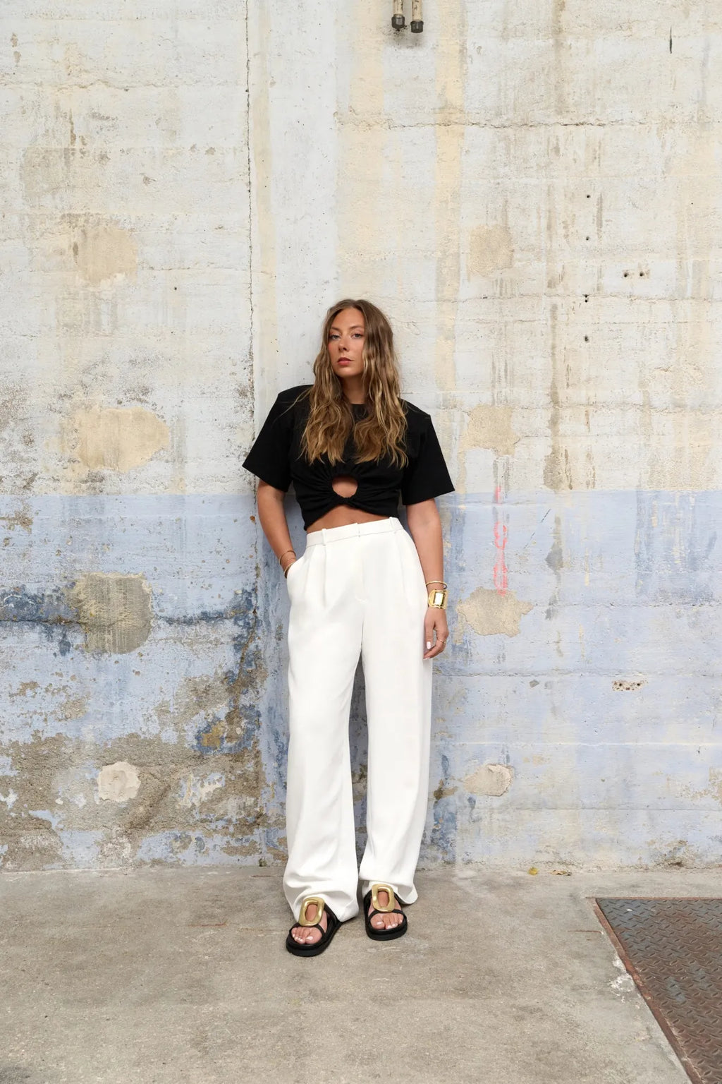 Nus-pieds en cuir noir, ornement doré et semelle épaisse Milos Black