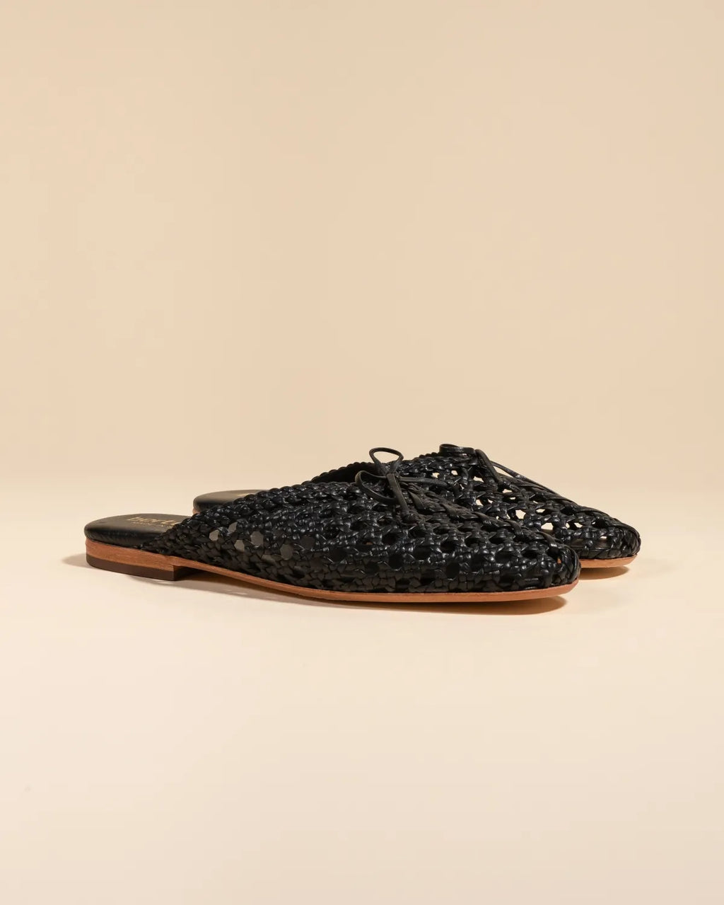 Mules plates en cuir tressé noir Lucian Black