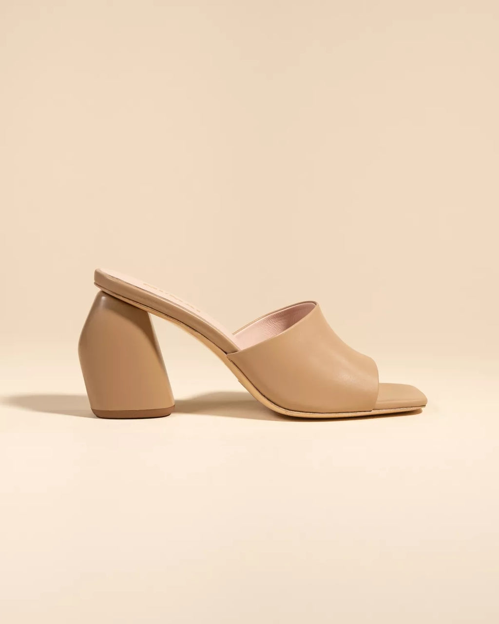 Mule à large talon haut en cuir beige Gemma High Nude Mat
