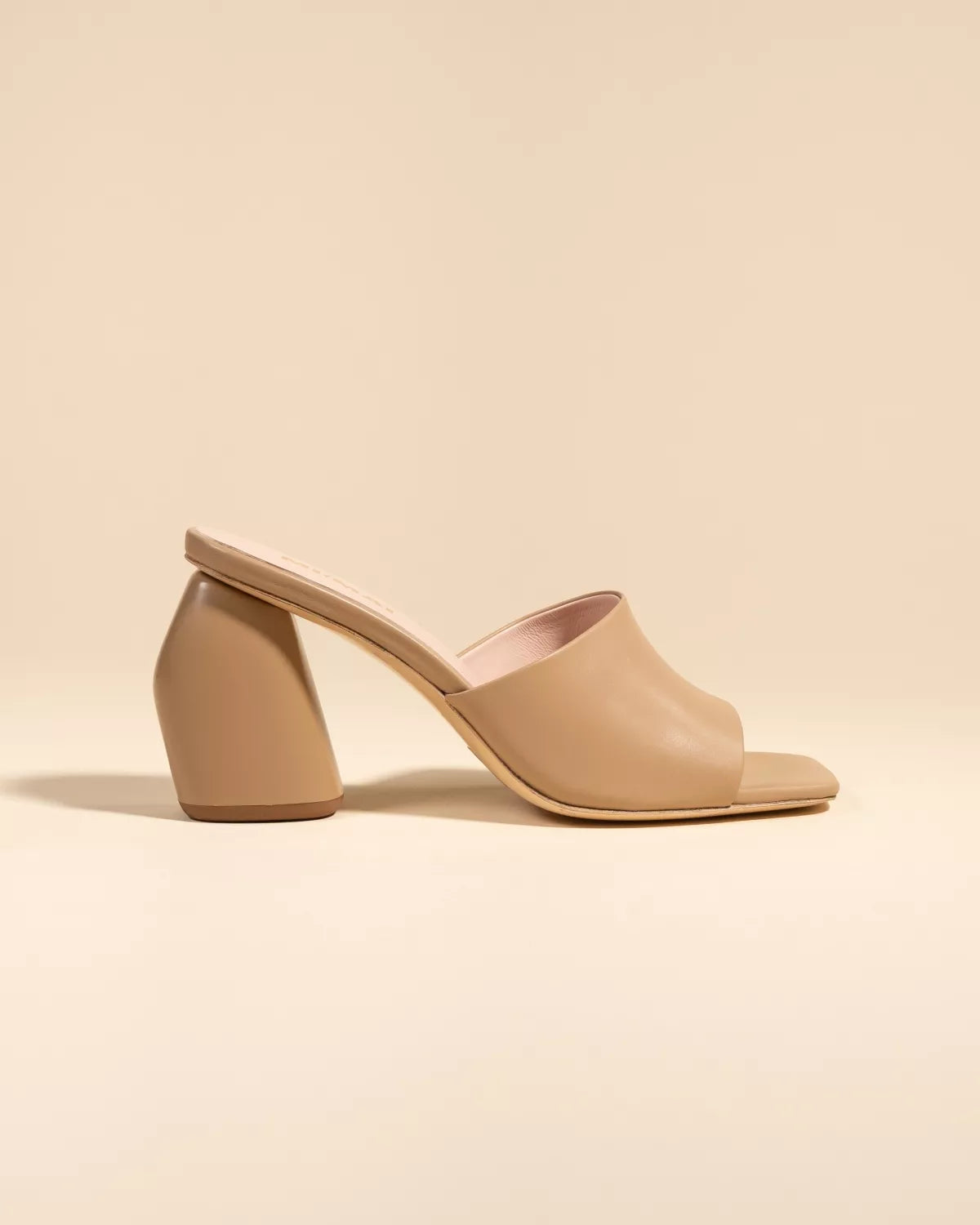 Mule à large talon haut en cuir beige Gemma High Nude Mat