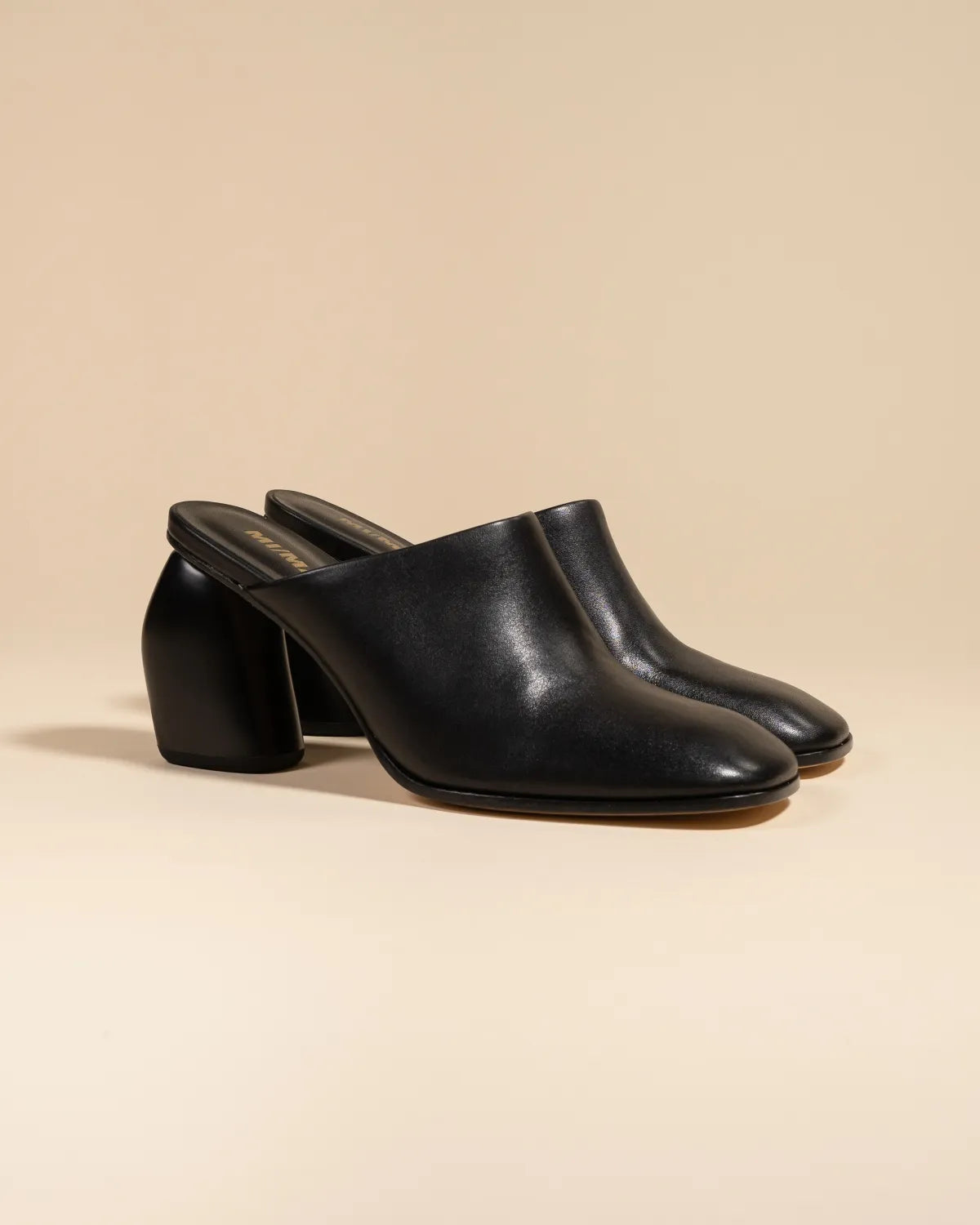 Mule sabot à talon haut en cuir noir Junya Black