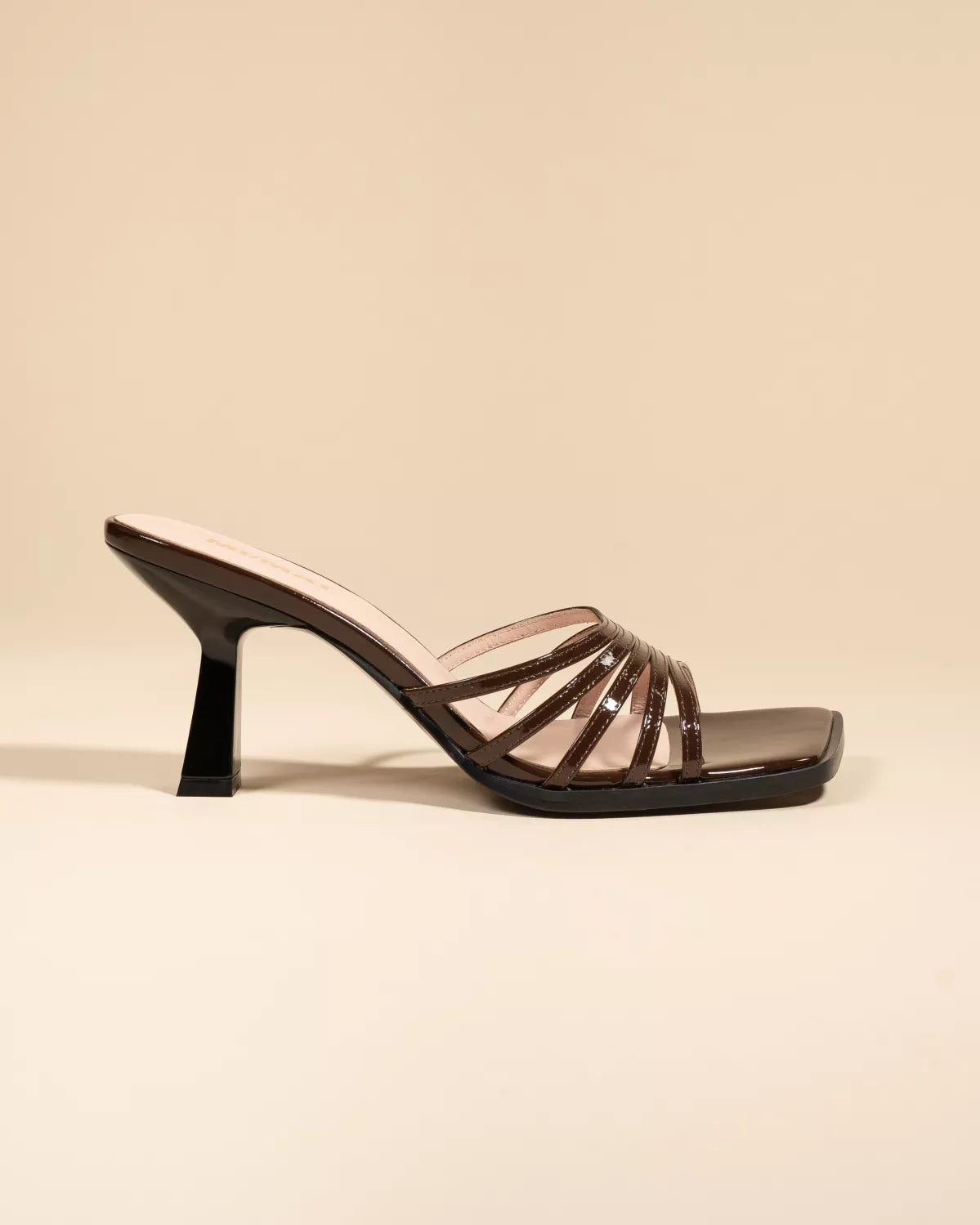 Mule multibrides à talon haut et bout carré en cuir verni marron Isamu Chocolate Patent