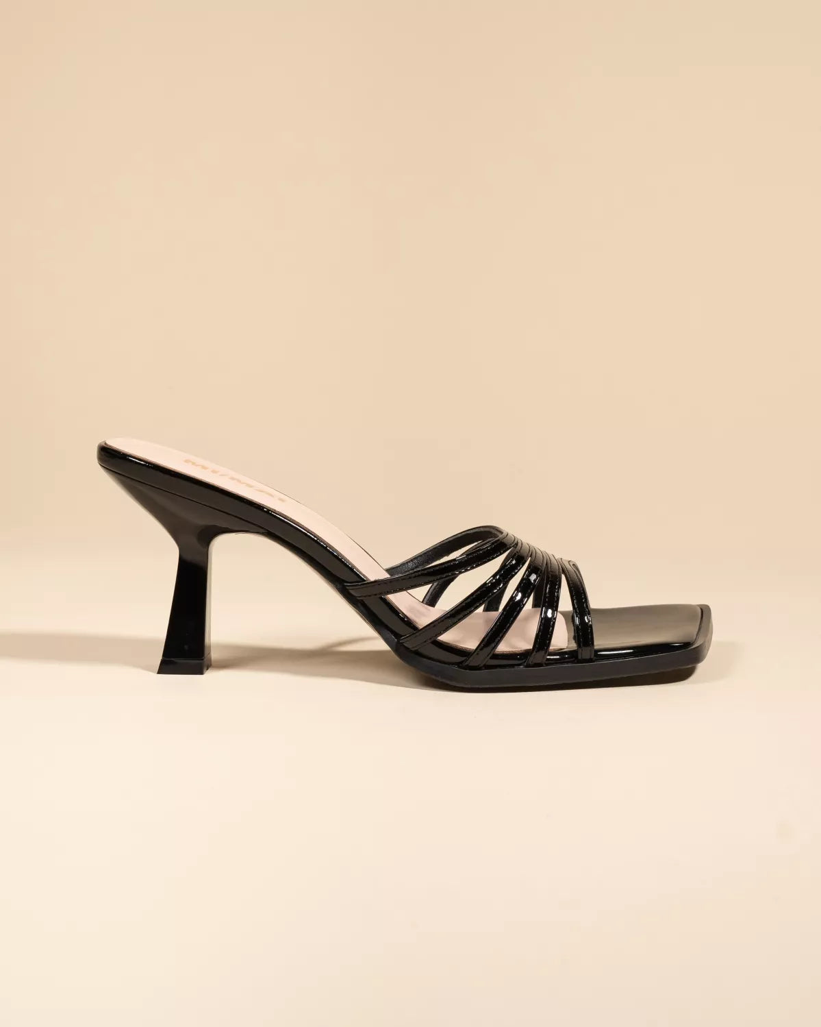 Mule multibrides à talon haut et bout carré en cuir verni noir Isamu Black Patent